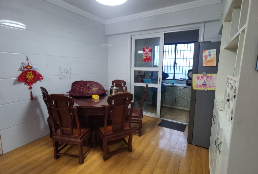 金益紫檀 4室2厅2卫 120.0万 金益紫檀 4室2厅2卫 120.0万客厅