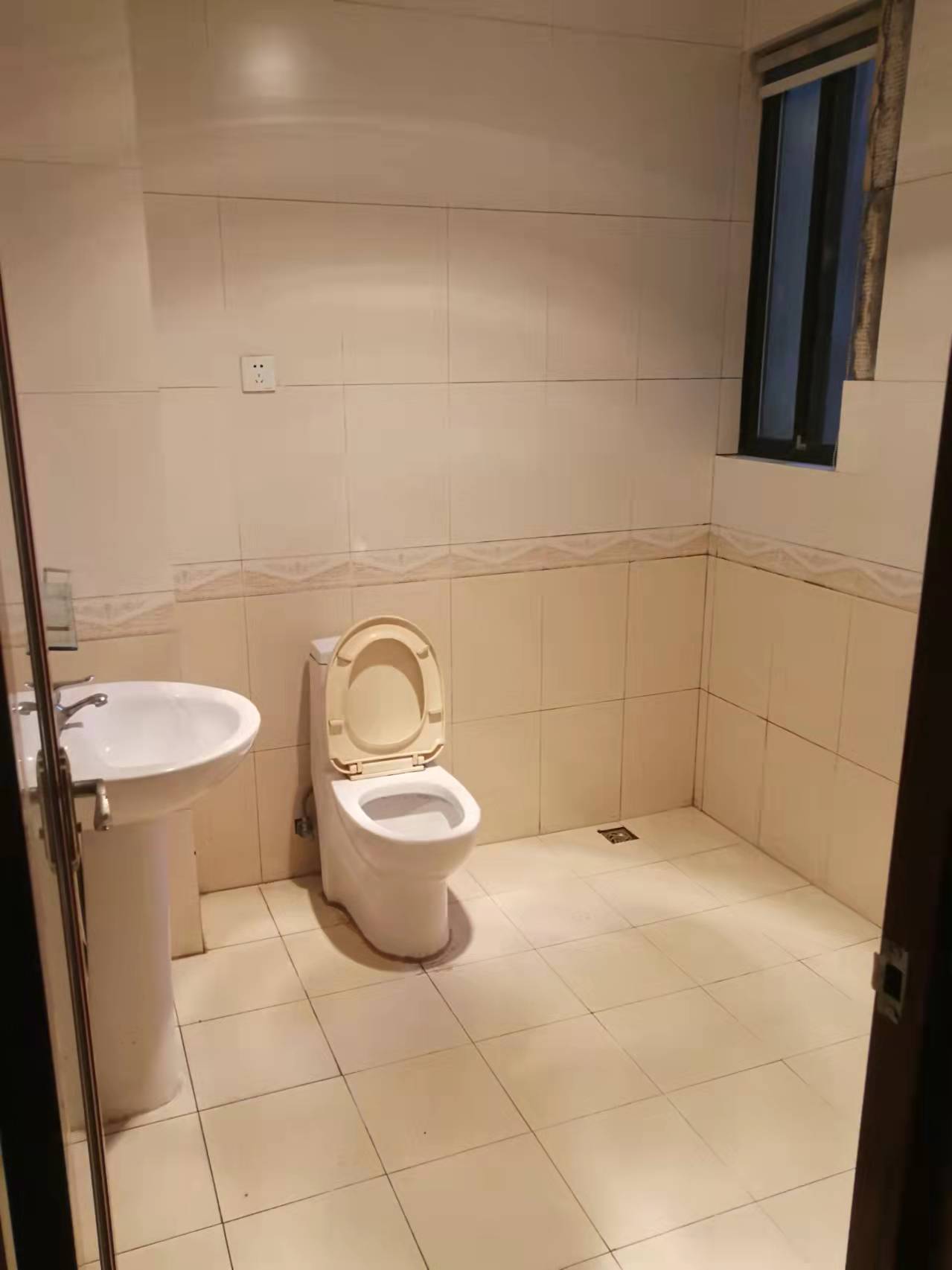 湘银三期水岸蓝郡 4室4厅4卫 2500.00元/月 湘银三期水岸蓝郡 4室4厅4卫 2500.00元/月室内图