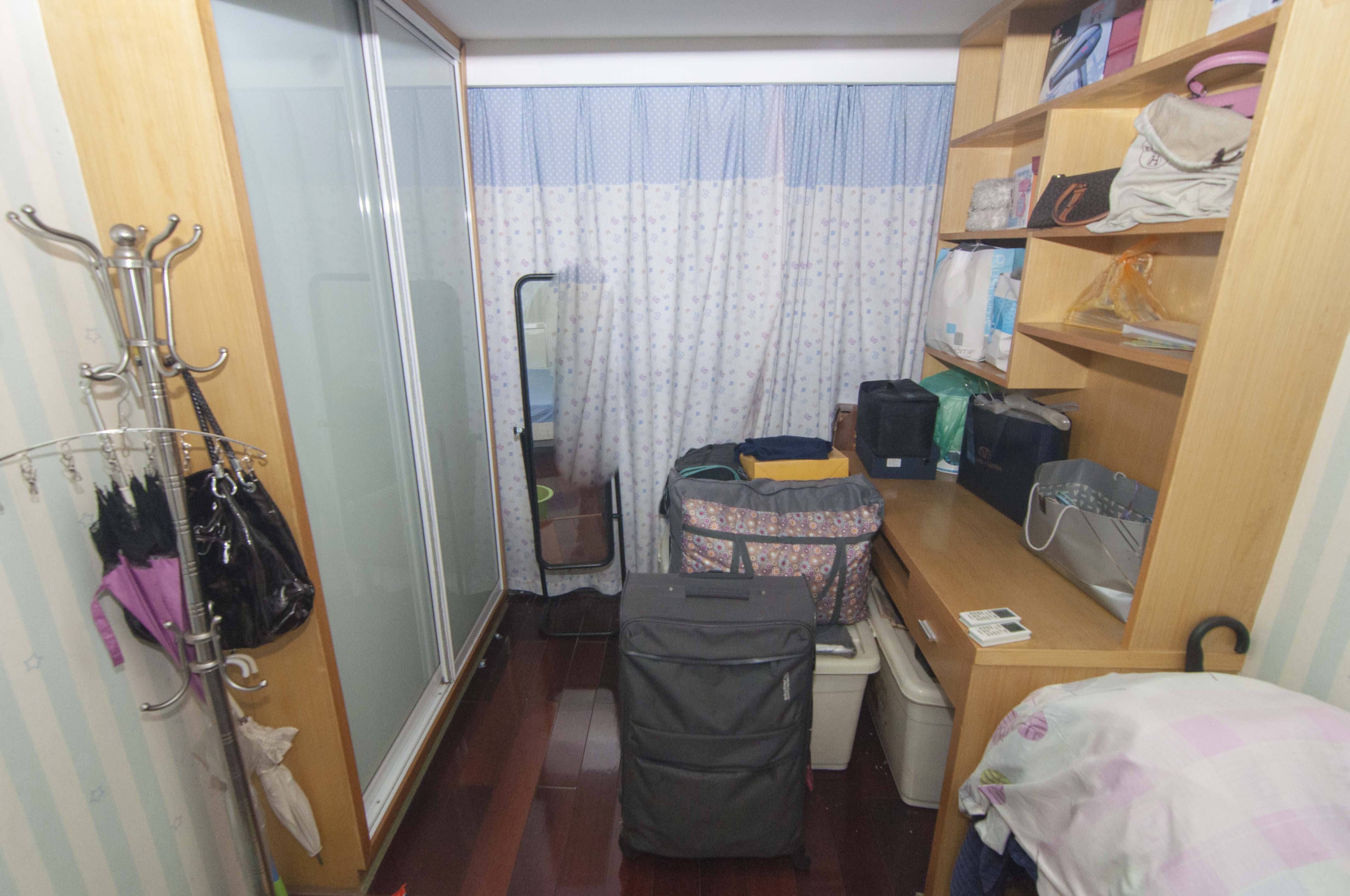 西罗亚大厦  3室2厅1卫    210.0万卧室