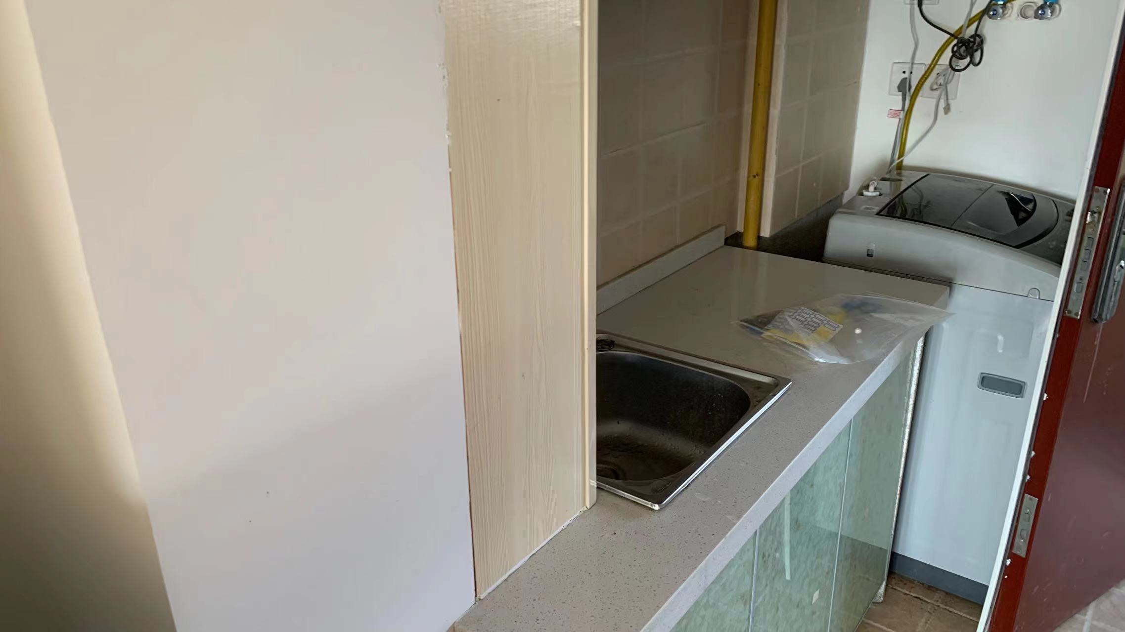 阳光青年城  1室1厅1卫    1000.0元/月 阳光青年城  1室1厅1卫    1000.0元/月室内图