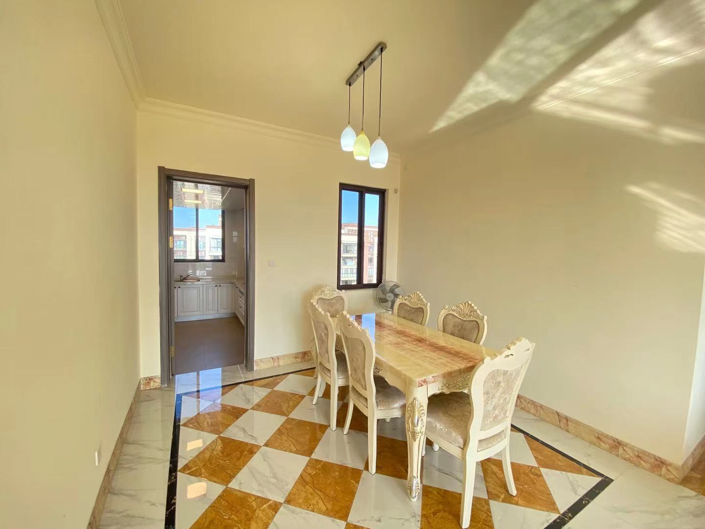 华耀碧桂园十里江湾观澜 4室2厅2卫 108.00万 华耀碧桂园十里江湾观澜 4室2厅2卫 108.00万客厅