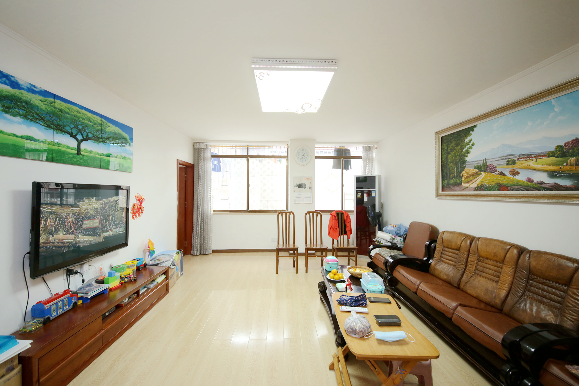 大众公寓（人人家宿舍）  2室2厅2卫   182.00万客厅