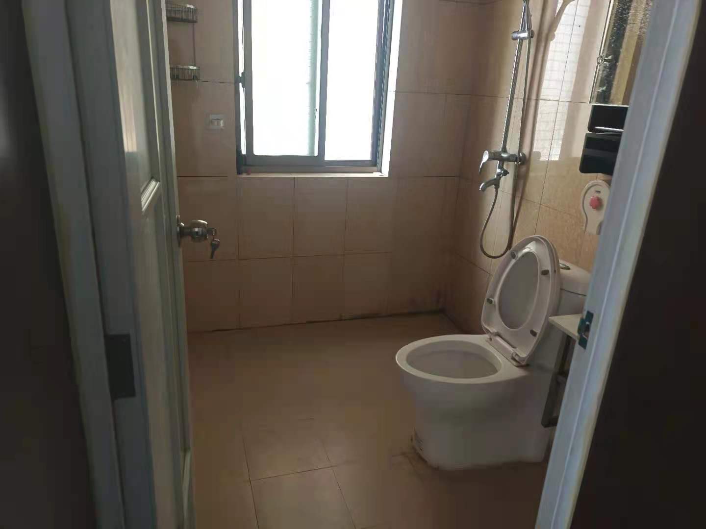 地税局家属楼(地税局第六税务分局)  3室2厅2卫    2000.0元/月 地税局家属楼(地税局第六税务分局)  3室2厅2卫    2000.0元/月室内图