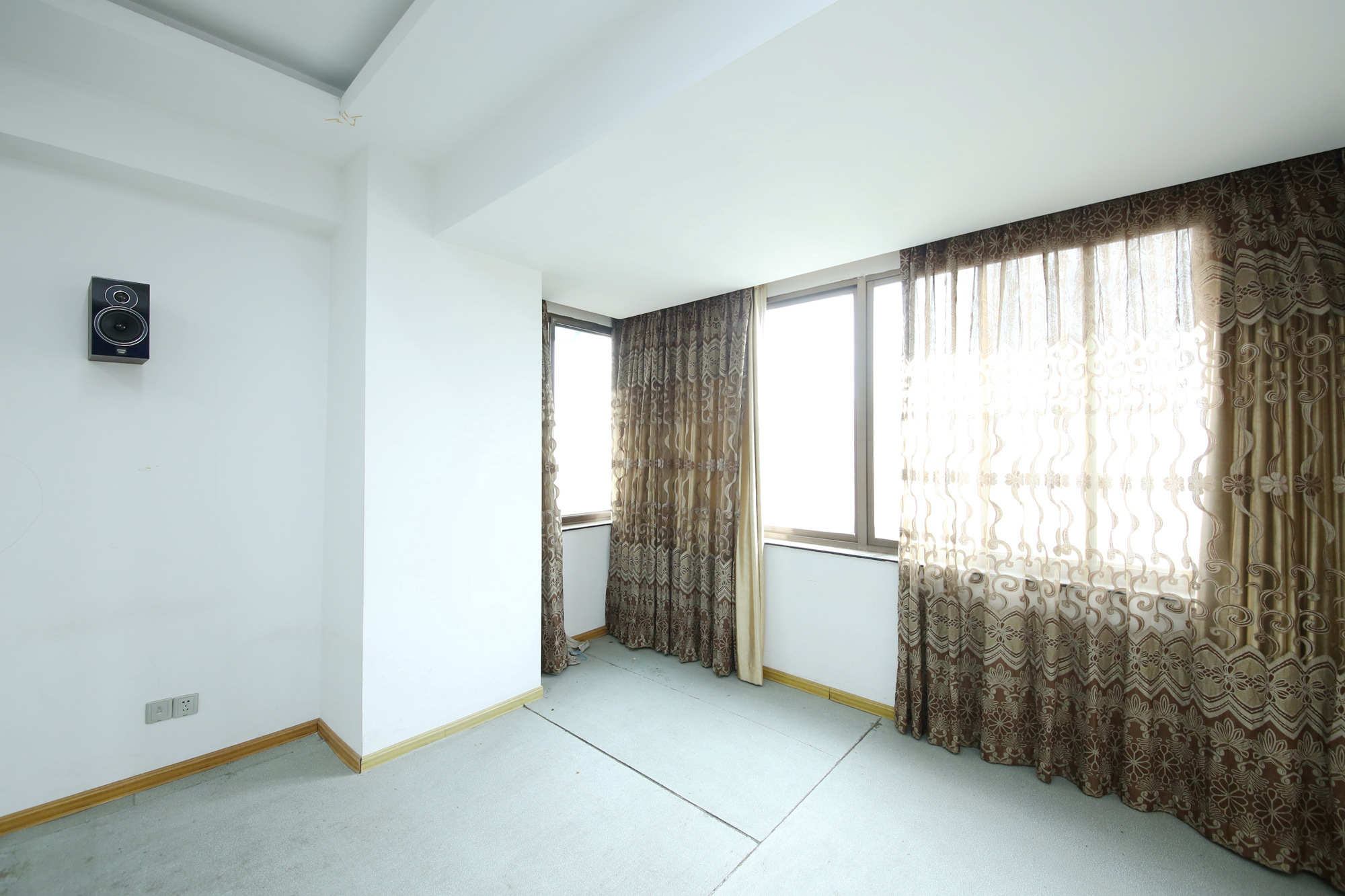 迎宾大厦  3室2厅2卫    166.0万阳台