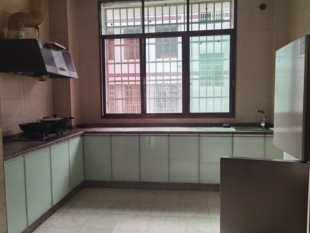 羊舞岭小区 3室2厅2卫 1300.0元/月 羊舞岭小区 3室2厅2卫 1300.0元/月室内图