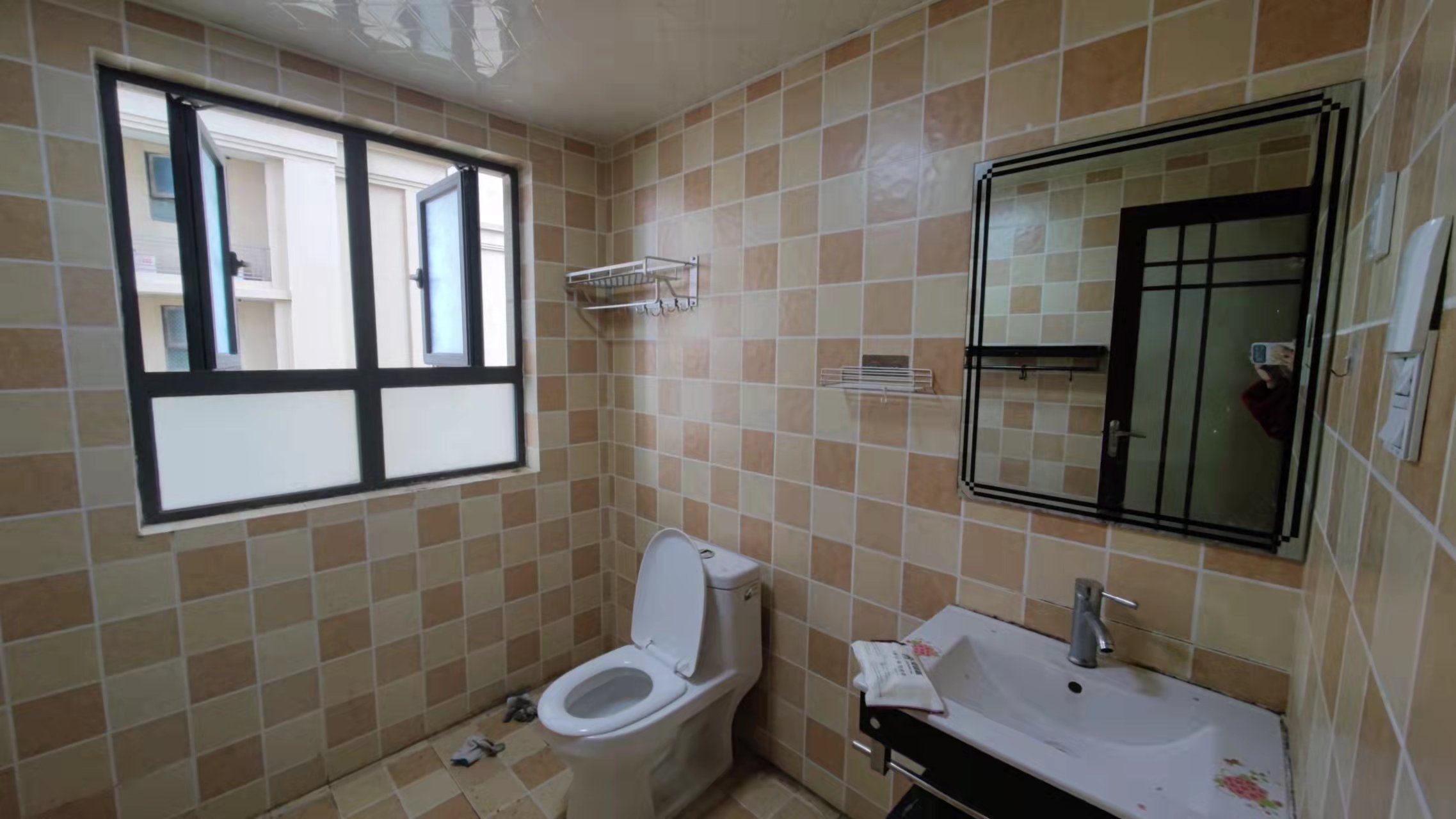 南湖国际1期  2室2厅1卫    2200.0元/月 南湖国际1期  2室2厅1卫    2200.0元/月室内图