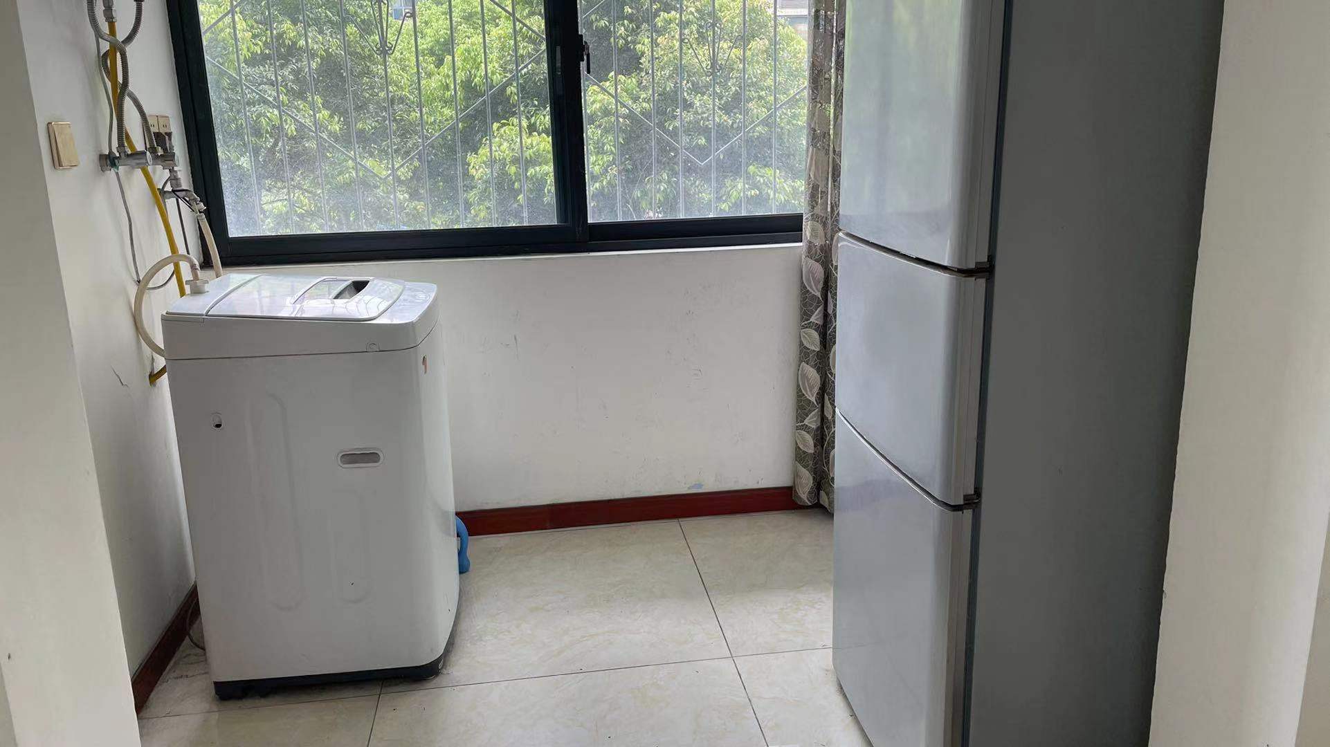 东坡小区  3室1厅1卫    2300.0元/月 东坡小区  3室1厅1卫    2300.0元/月室内图