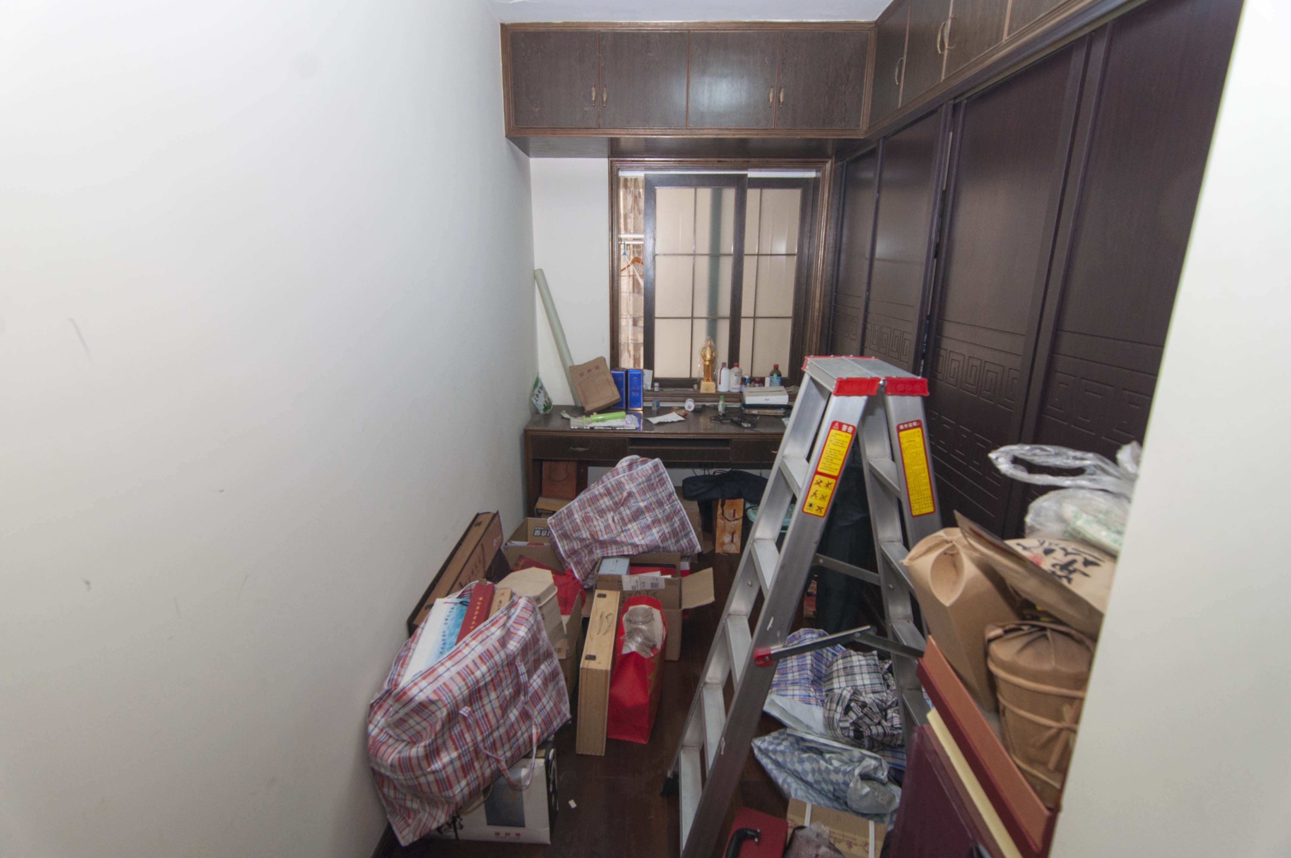 華銀園  3室2廳1衛(wèi)    135.0萬臥室