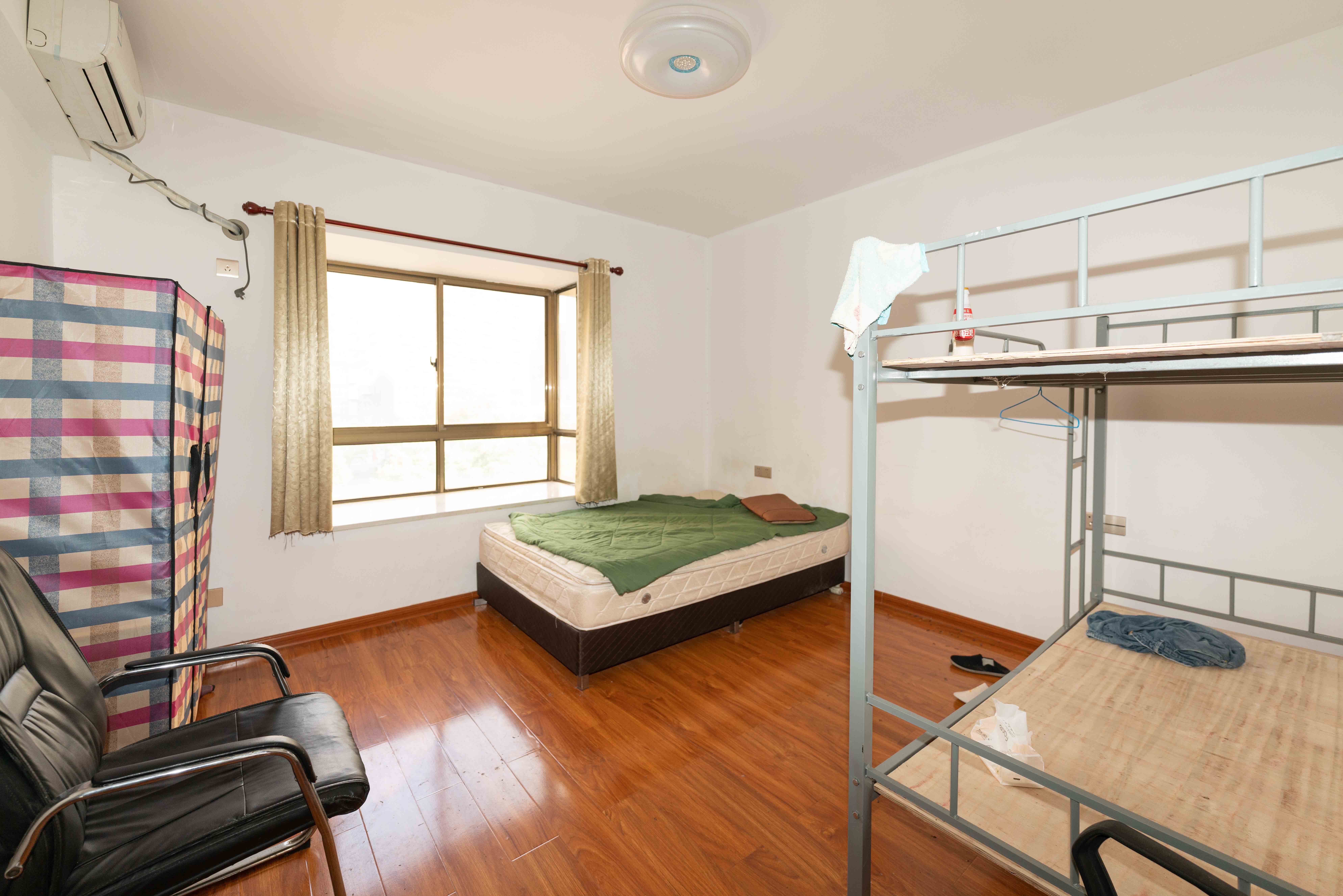 中天瑞景  5室2厅1卫    180.0万卧室