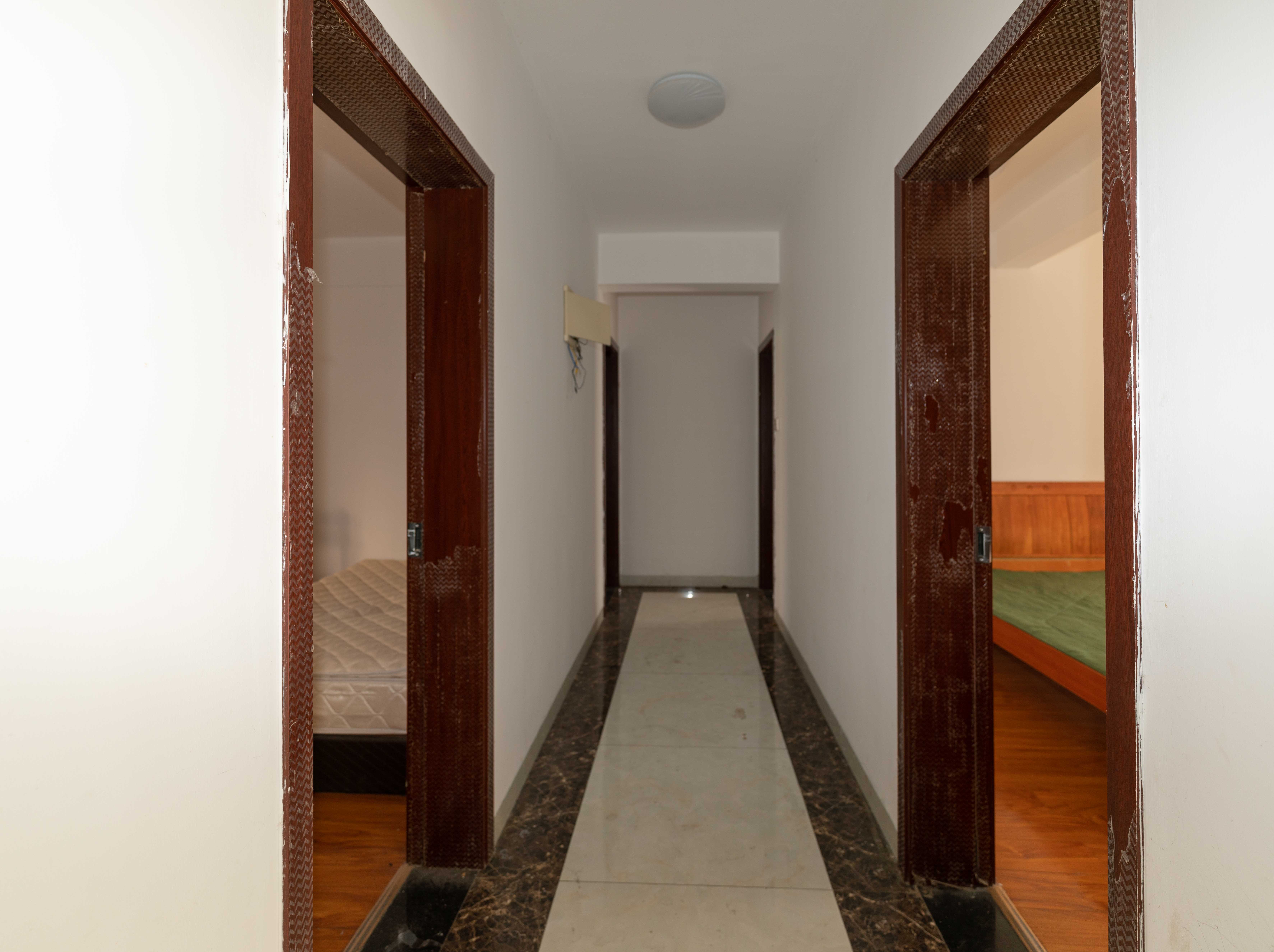 中天瑞景  5室2厅1卫    180.0万阳台