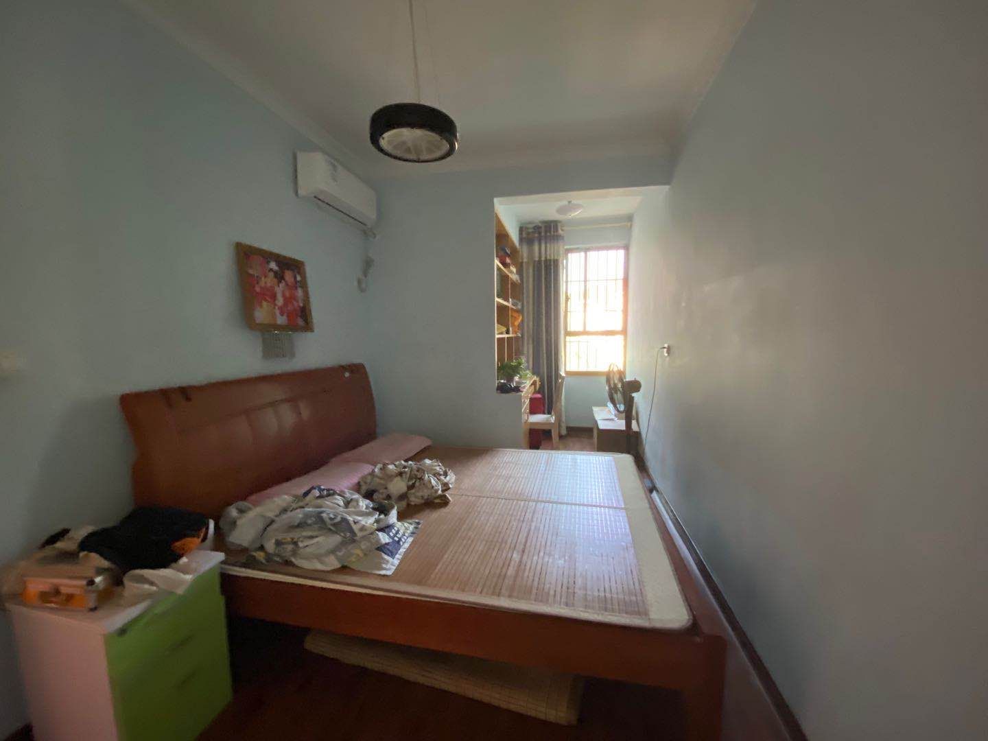 山海翠园 3室2厅1卫 25.8万 山海翠园 3室2厅1卫 25.8万卧室