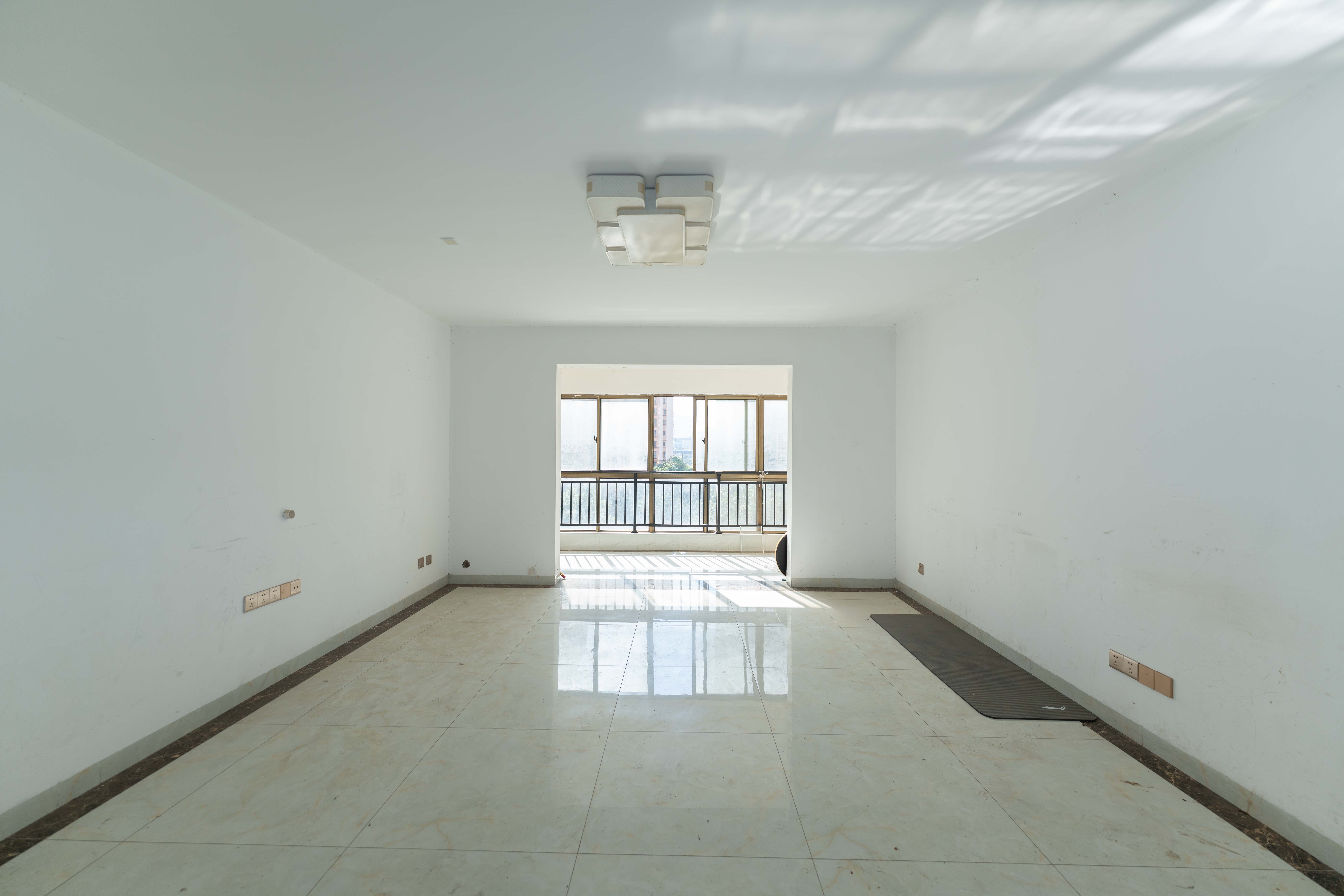 中天瑞景  5室2厅1卫    180.0万室内图1