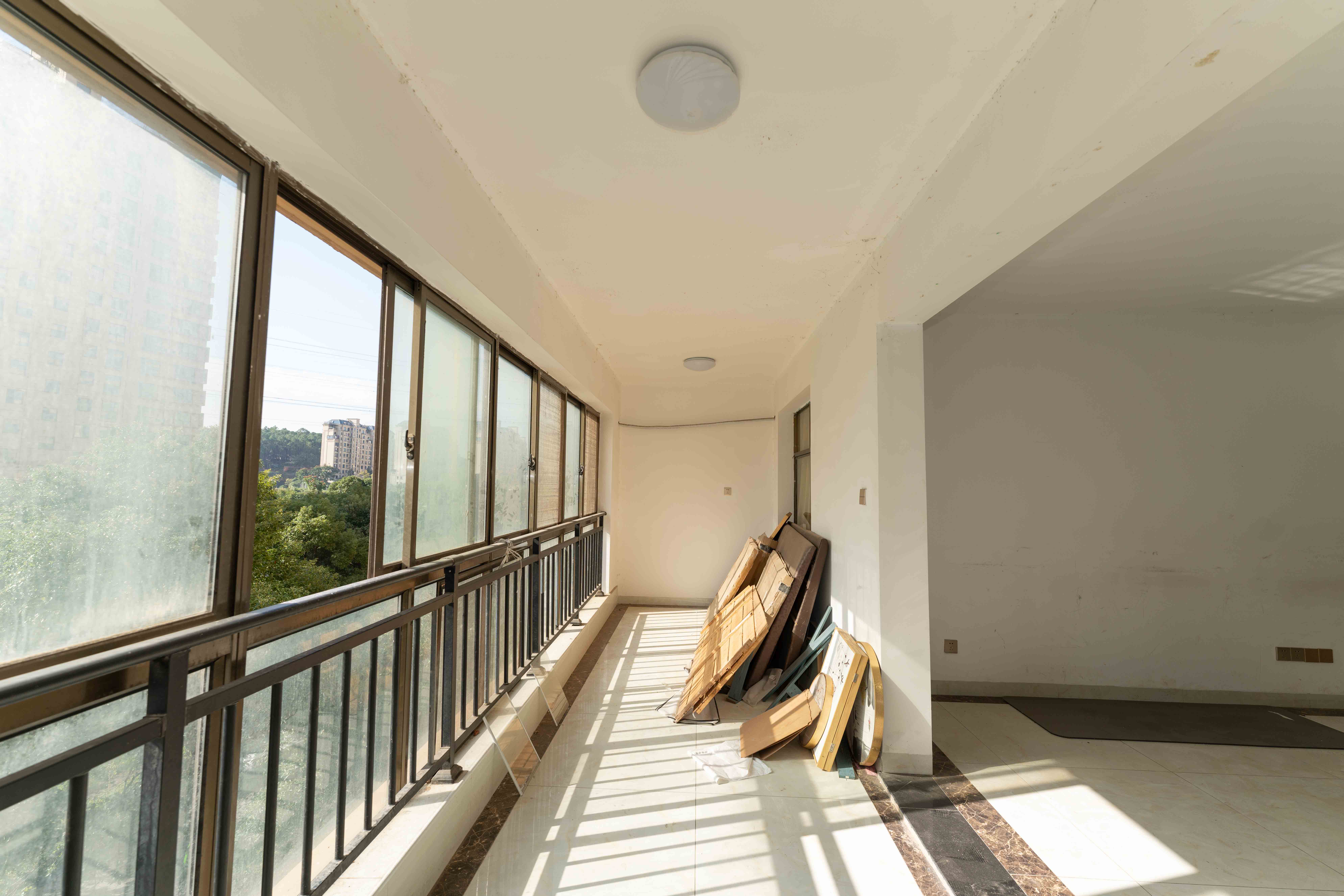 中天瑞景  5室2厅1卫    180.0万阳台