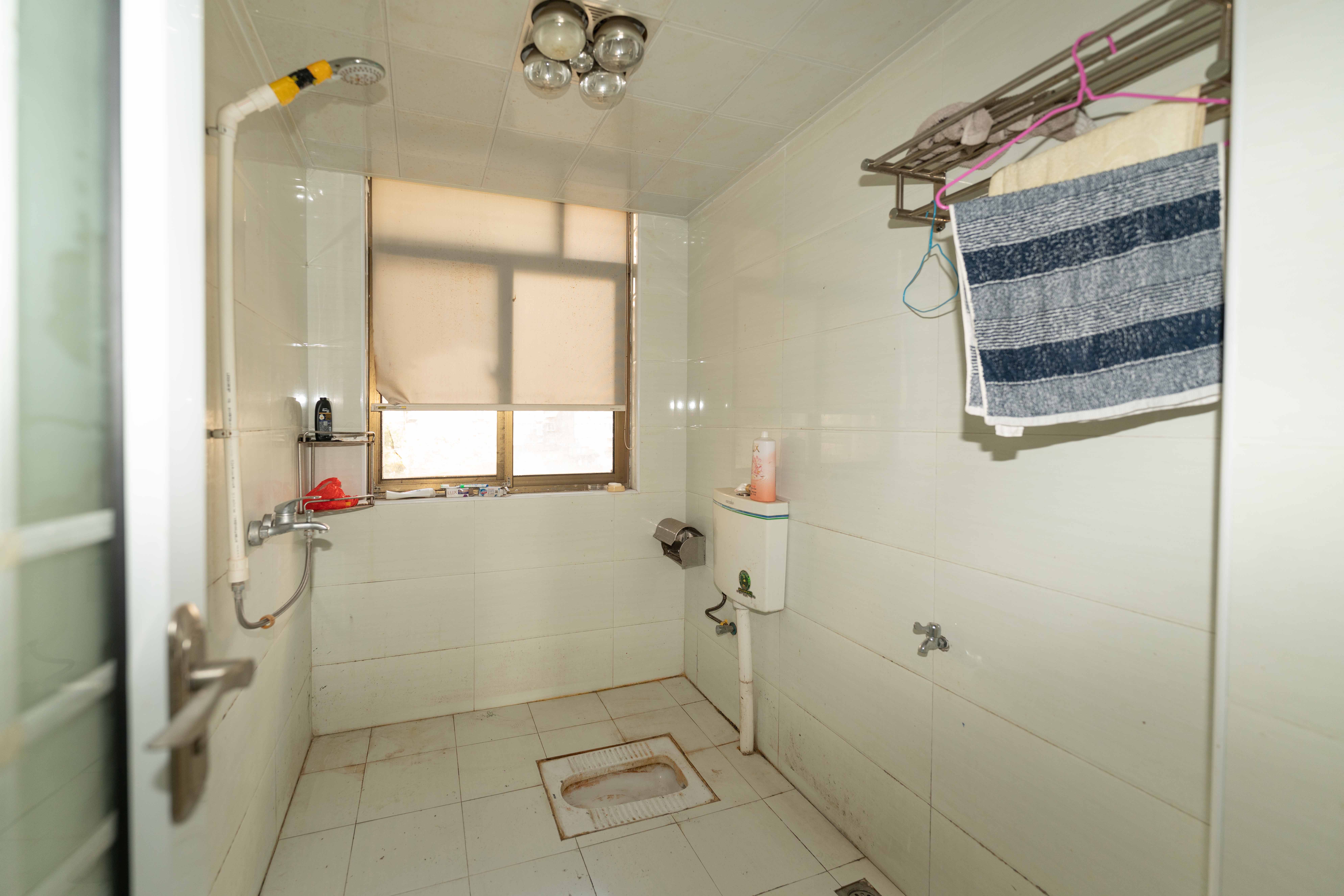 中天瑞景  5室2厅1卫    180.0万卫生间