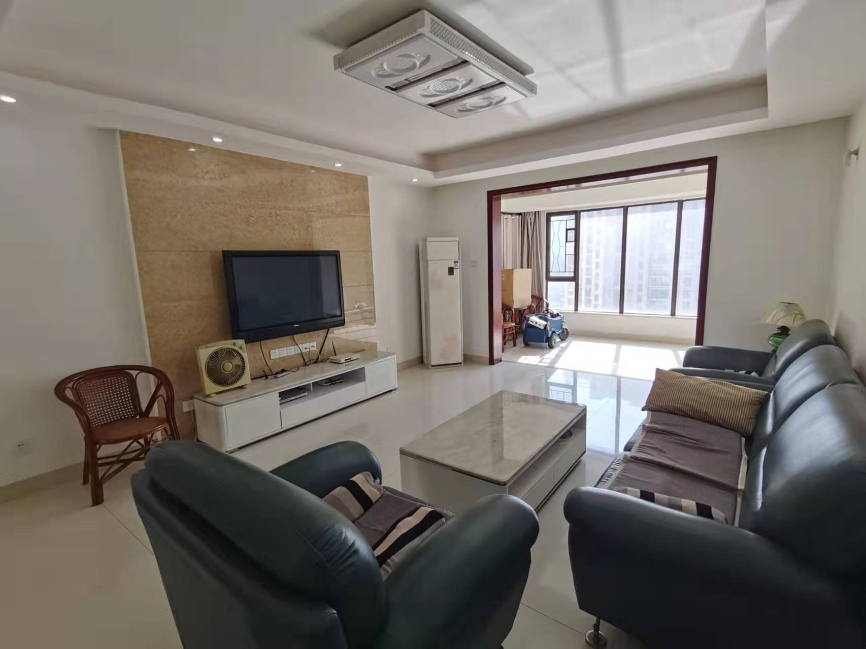 佳兆业金域天下二期 4室2厅2卫 96.8万 佳兆业金域天下二期 4室2厅2卫 96.8万客厅