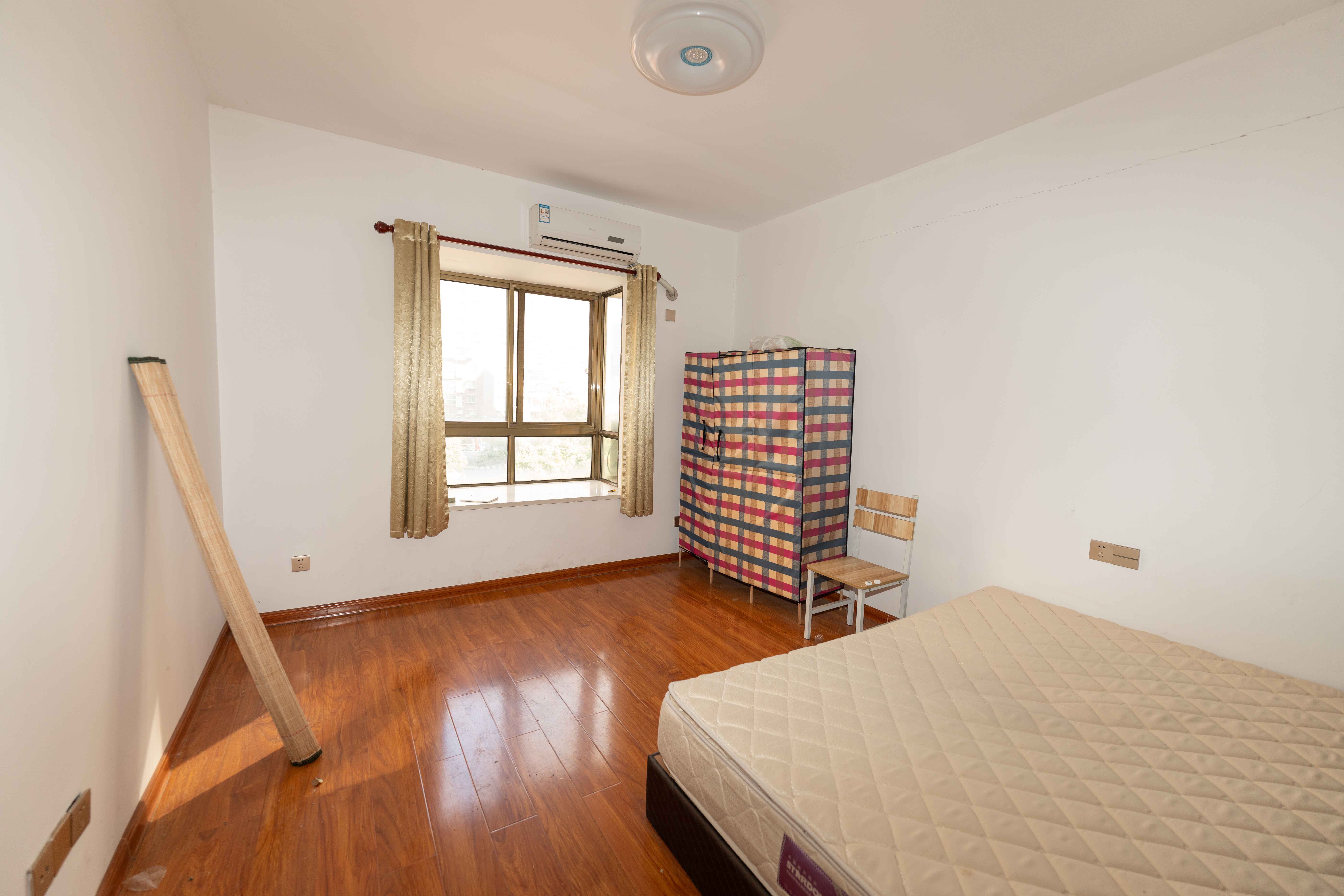 中天瑞景  5室2厅1卫    180.0万卧室