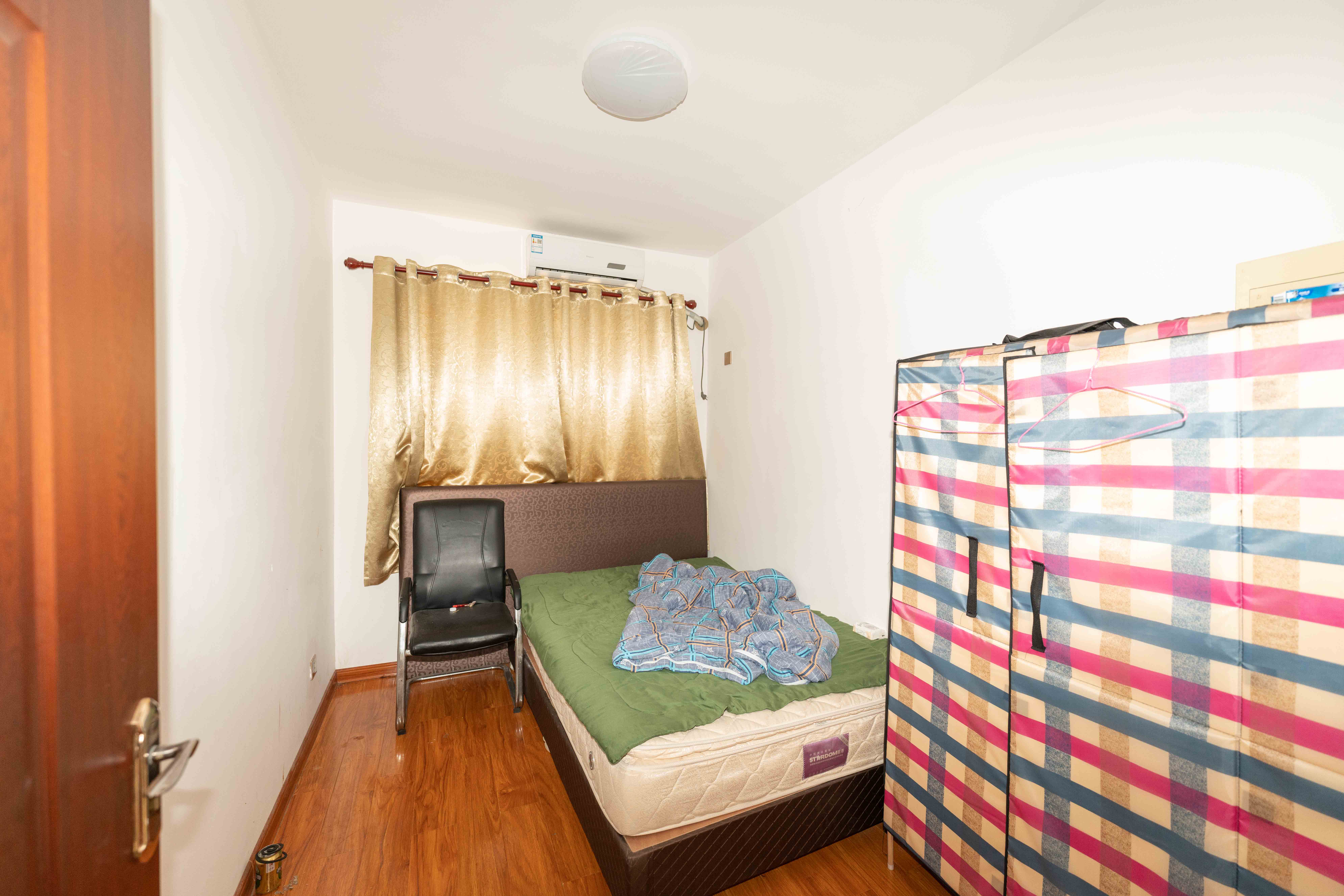 中天瑞景  5室2厅1卫    180.0万卧室