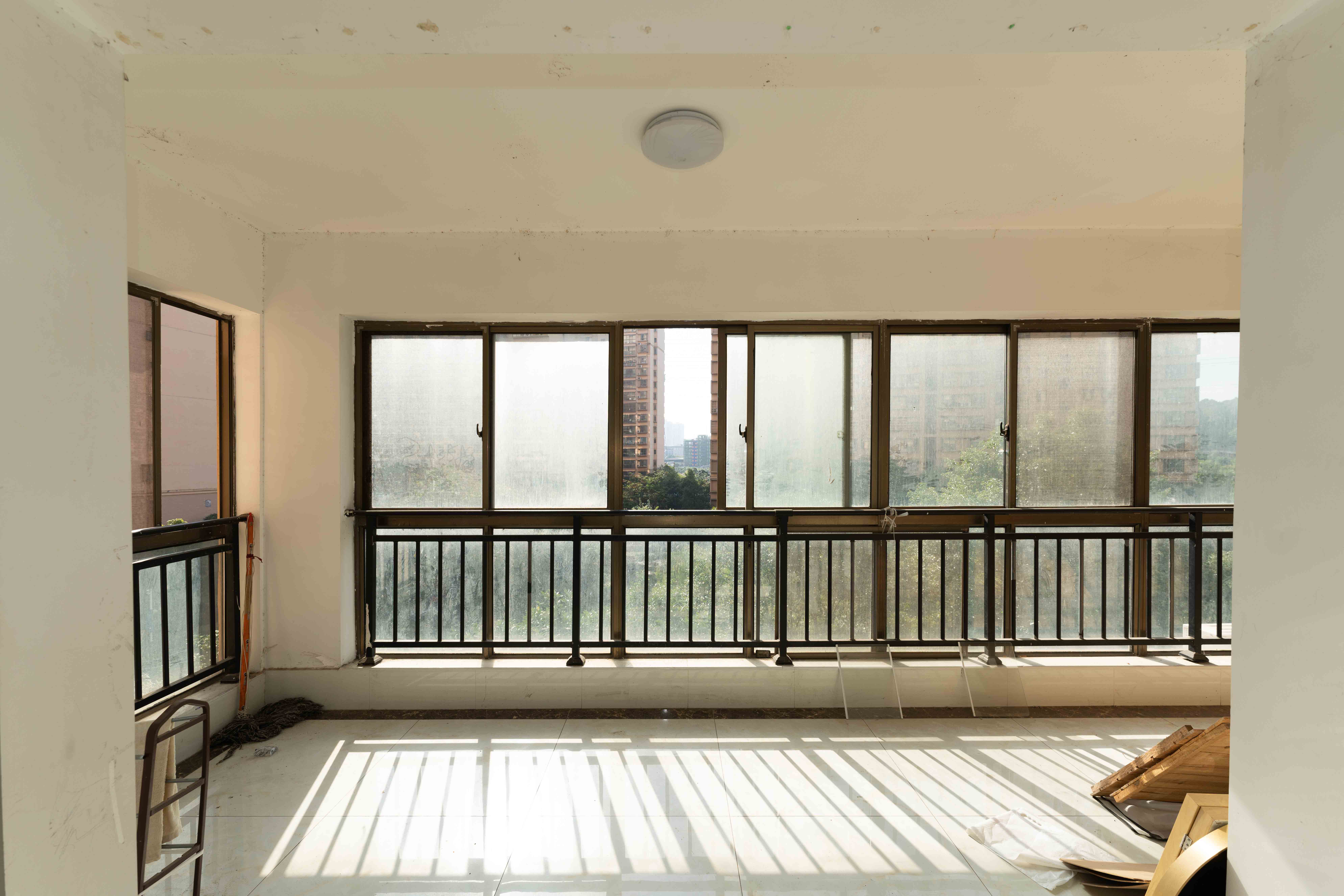 中天瑞景  5室2厅1卫    180.0万阳台