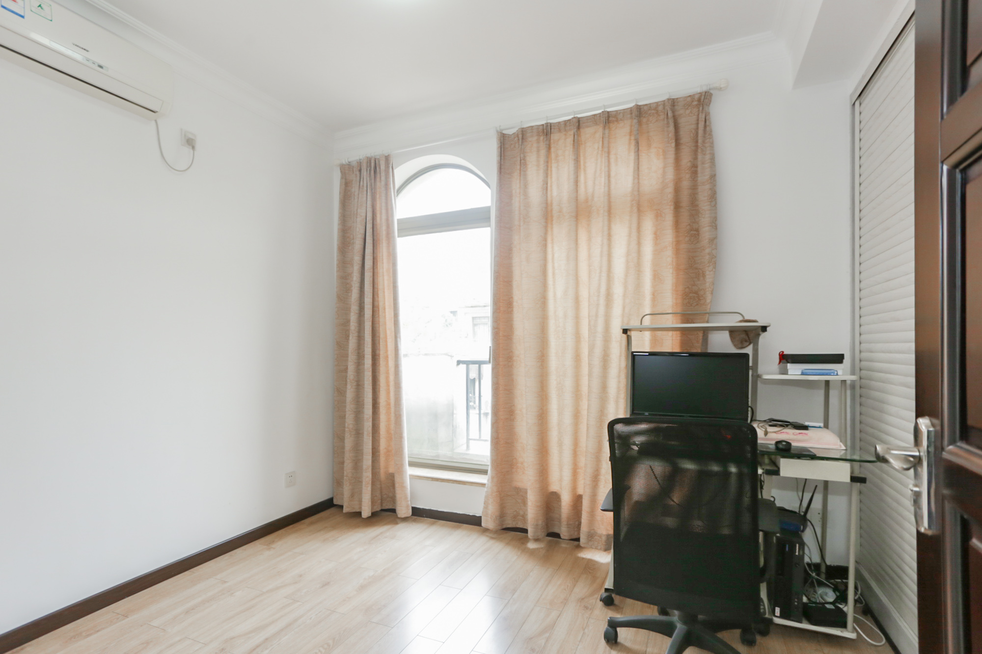 卓越蔚蓝海岸一期  4室2厅3卫    302.8万卧室