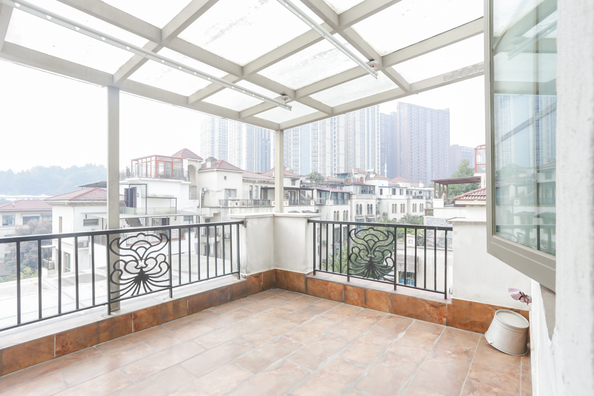 卓越蔚蓝海岸一期  4室2厅3卫    302.8万阳台