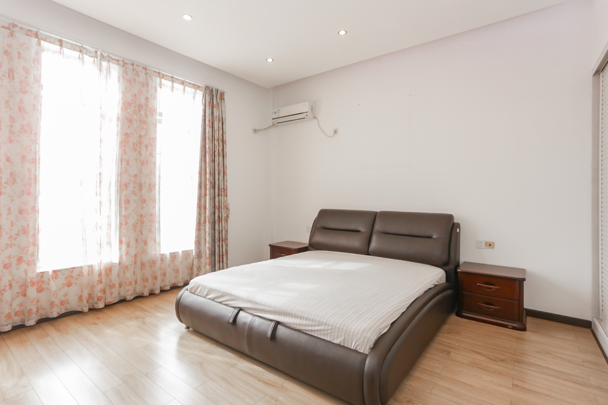 卓越蔚蓝海岸一期  4室2厅3卫    302.8万卧室