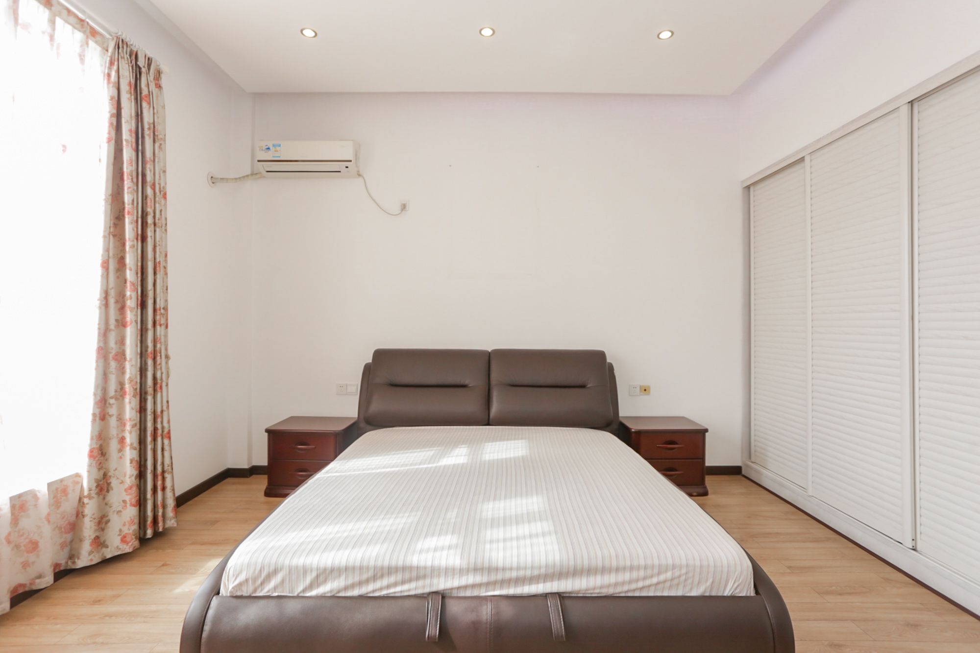 卓越蔚蓝海岸一期  4室2厅3卫    302.8万卧室