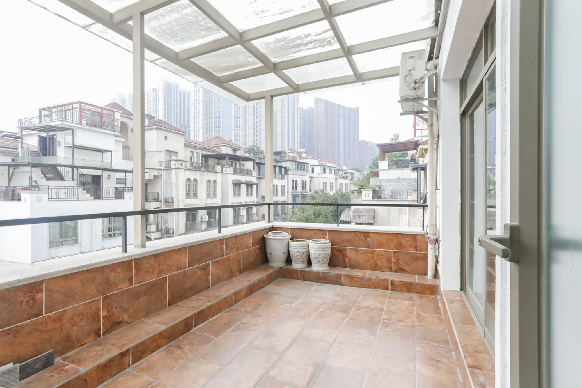 卓越蔚蓝海岸一期  4室2厅3卫    302.8万阳台