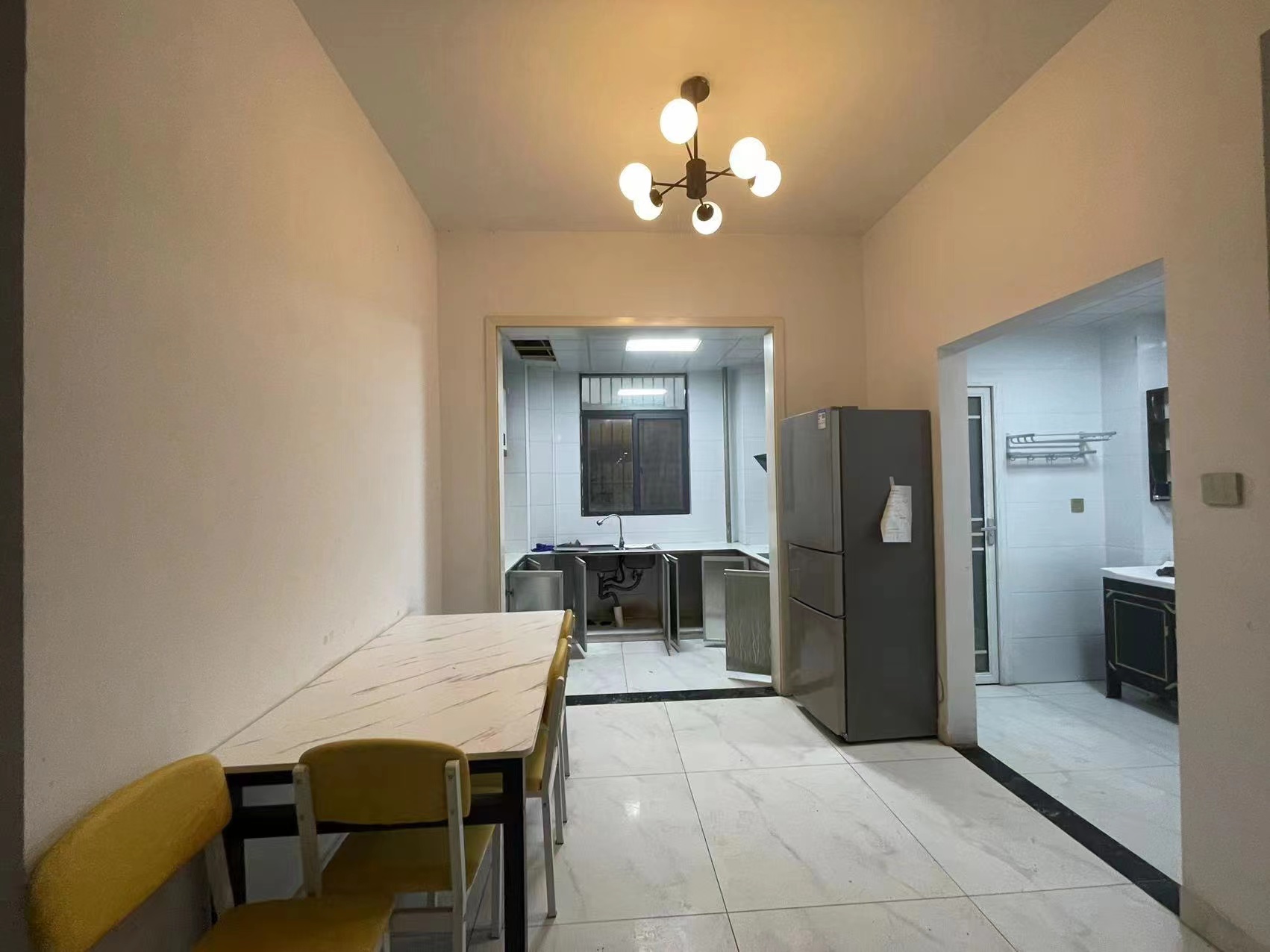 金凤公寓  3室2厅1卫    1700.0元/月 金凤公寓  3室2厅1卫    1700.0元/月室内图