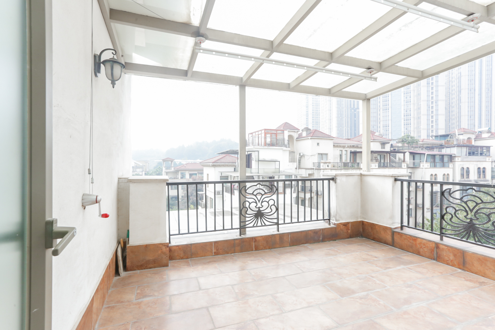 卓越蔚蓝海岸一期  4室2厅3卫    302.8万阳台