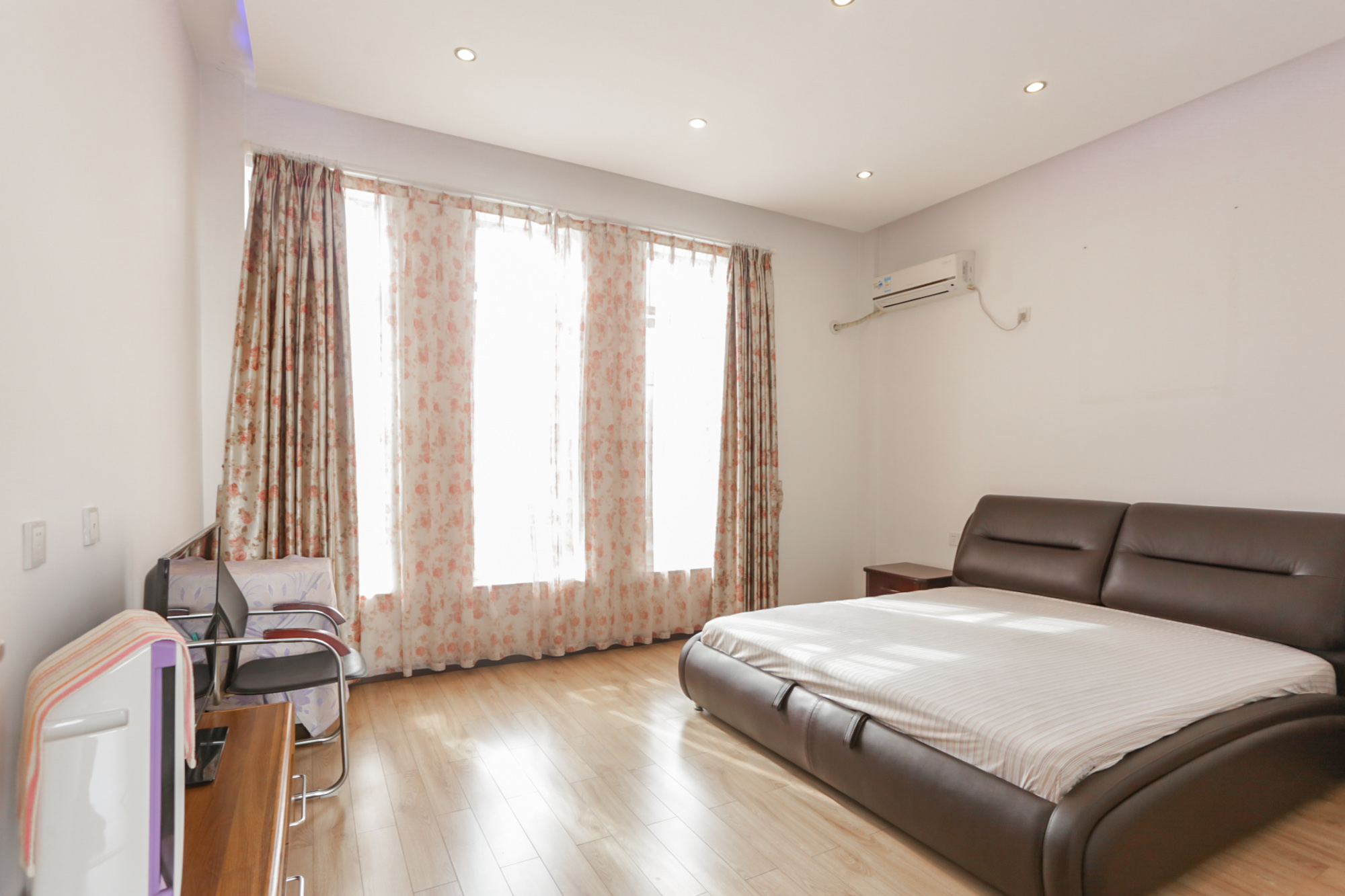 卓越蔚蓝海岸一期  4室2厅3卫    302.8万卧室