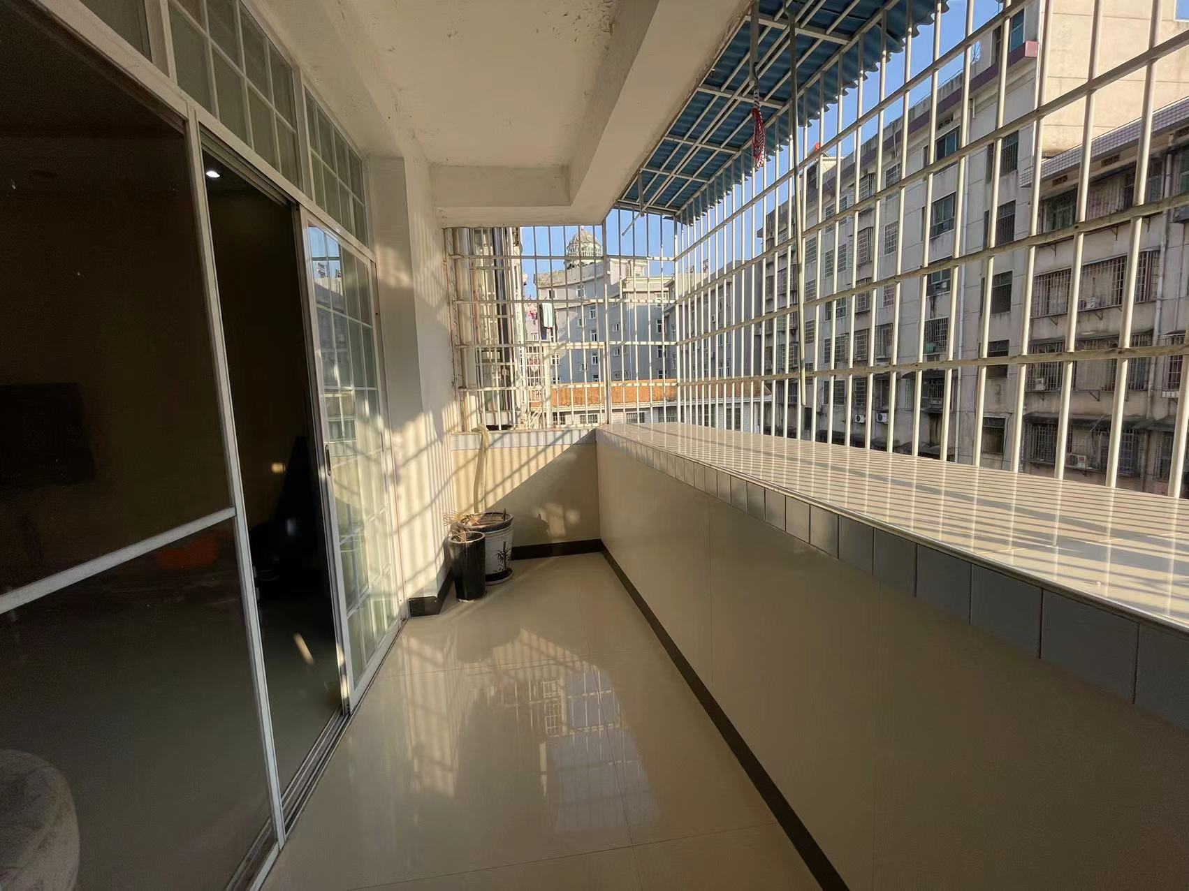 银海公寓  3室2厅1卫    105.0万 银海公寓  3室2厅1卫    105.0万阳台