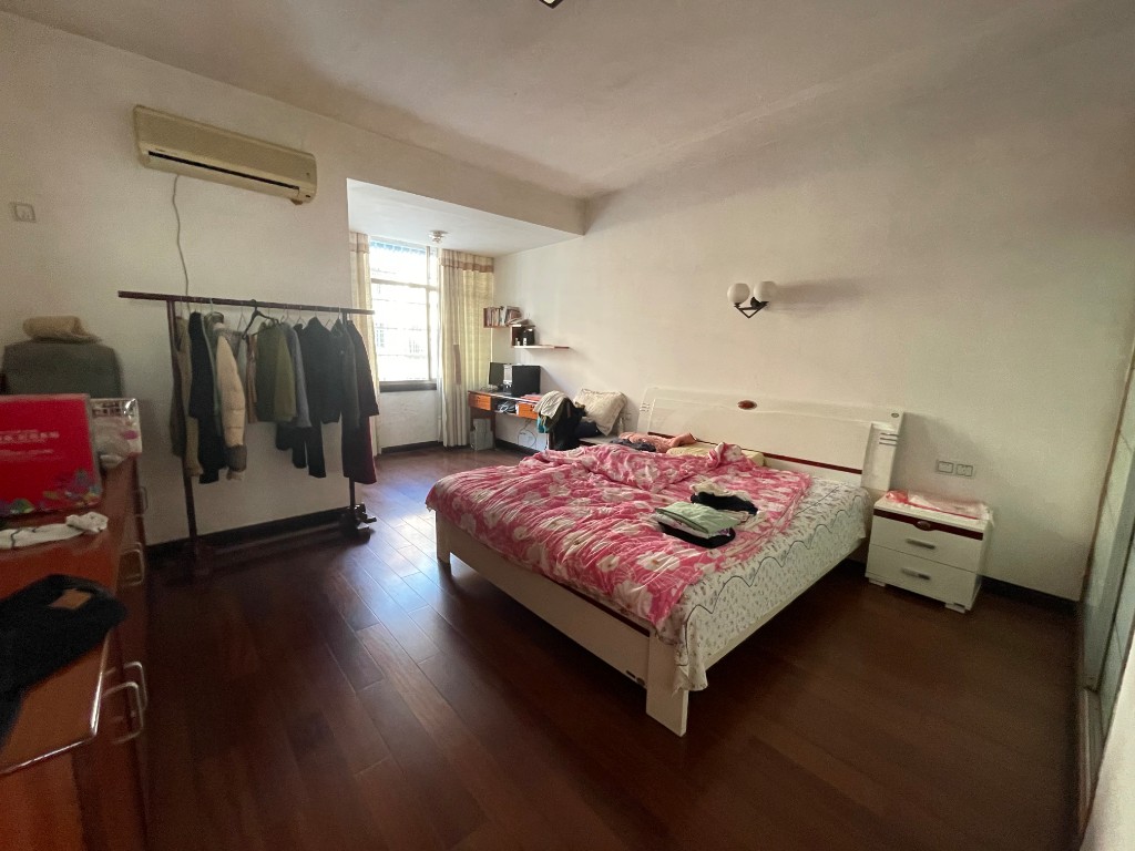 银海公寓  3室2厅1卫    105.0万 银海公寓  3室2厅1卫    105.0万卧室