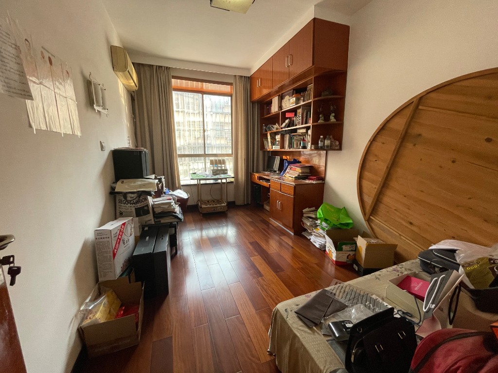 银海公寓  3室2厅1卫    105.0万 银海公寓  3室2厅1卫    105.0万卧室