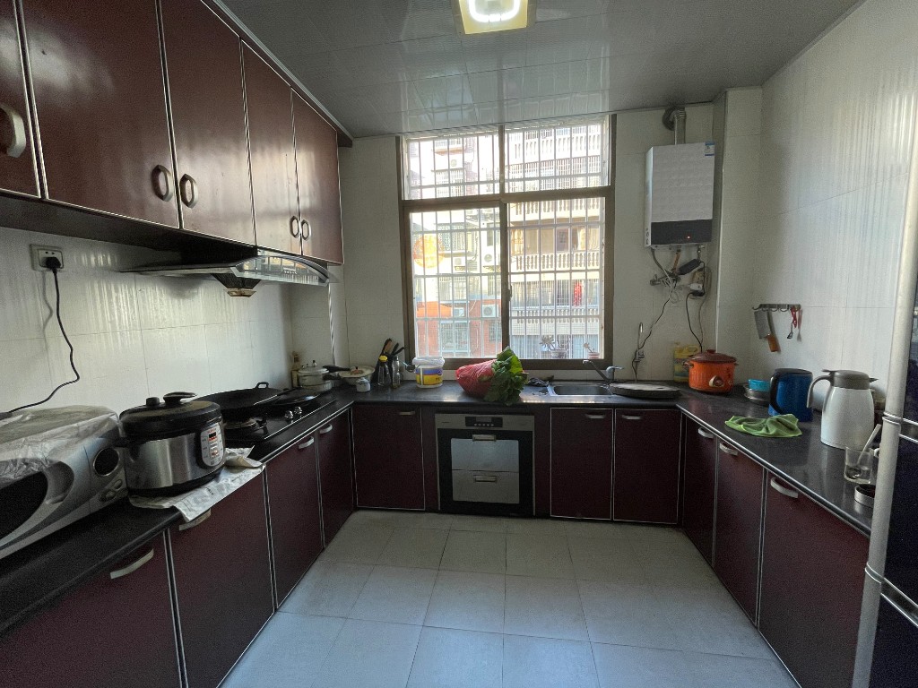 银海公寓  3室2厅1卫    105.0万 银海公寓  3室2厅1卫    105.0万客厅