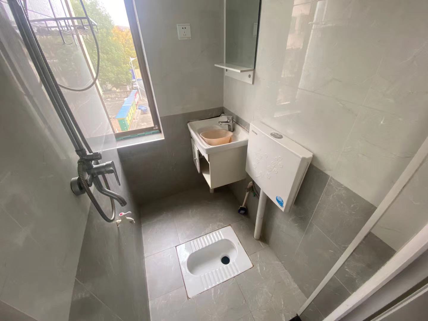 家和兴苑  1室1厅1卫    800.0元/月 家和兴苑  1室1厅1卫    800.0元/月室内图