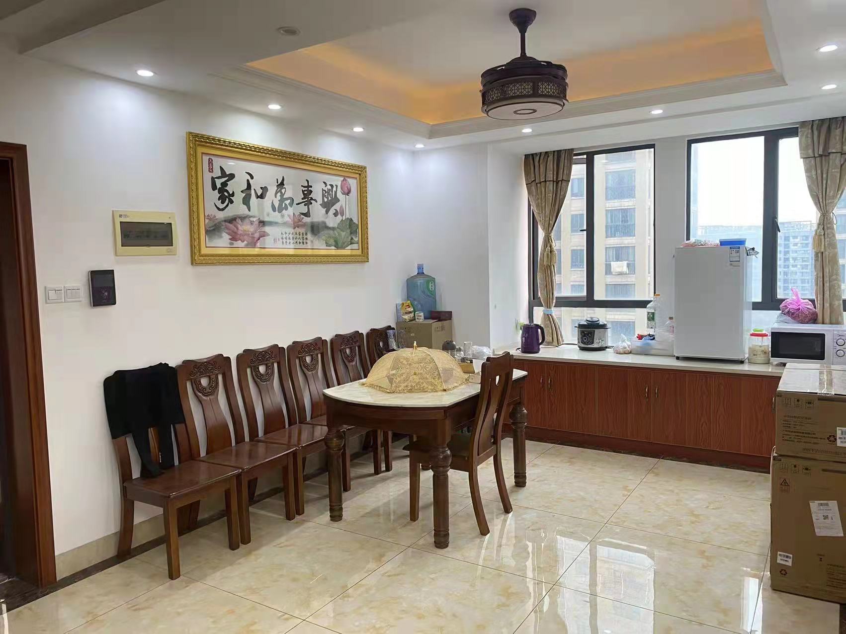 泰山公馆 3室2厅2卫 98.0万 泰山公馆 3室2厅2卫 98.0万客厅