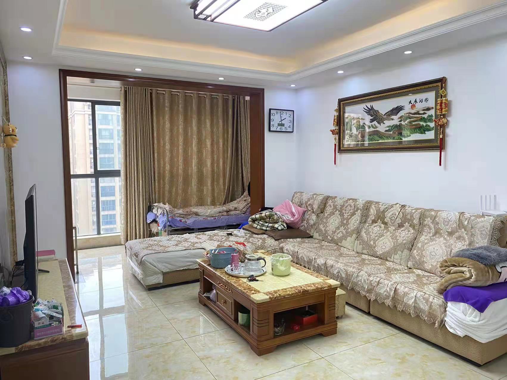 泰山公馆 3室2厅2卫 98.0万 泰山公馆 3室2厅2卫 98.0万客厅