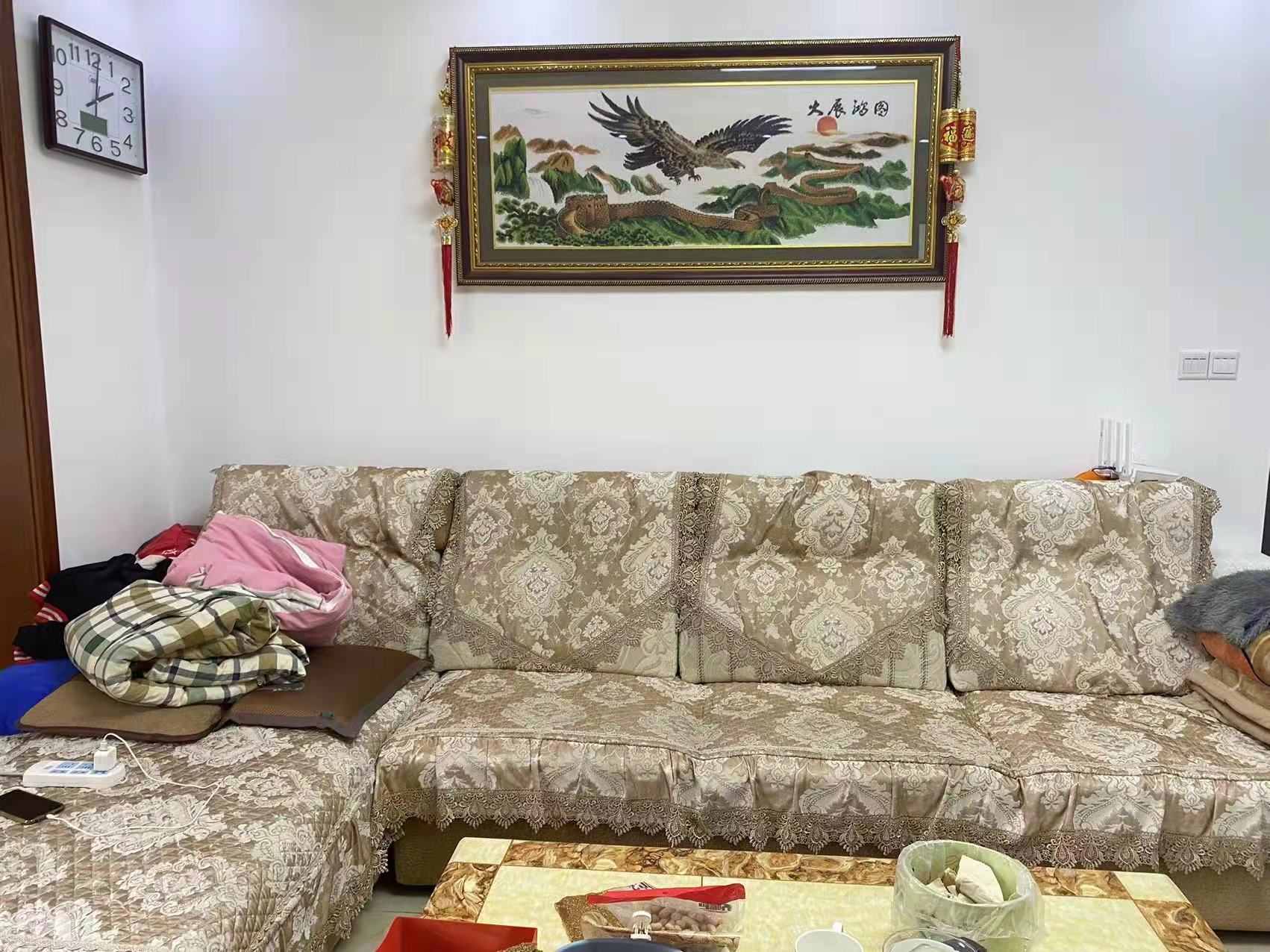 泰山公馆 3室2厅2卫 98.0万 泰山公馆 3室2厅2卫 98.0万客厅