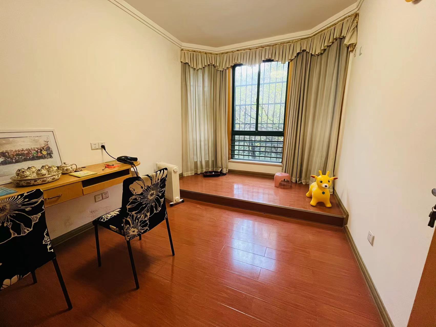 尚格名城天香国舍  4室2厅2卫    83.0万 尚格名城天香国舍  4室2厅2卫    83.0万客厅