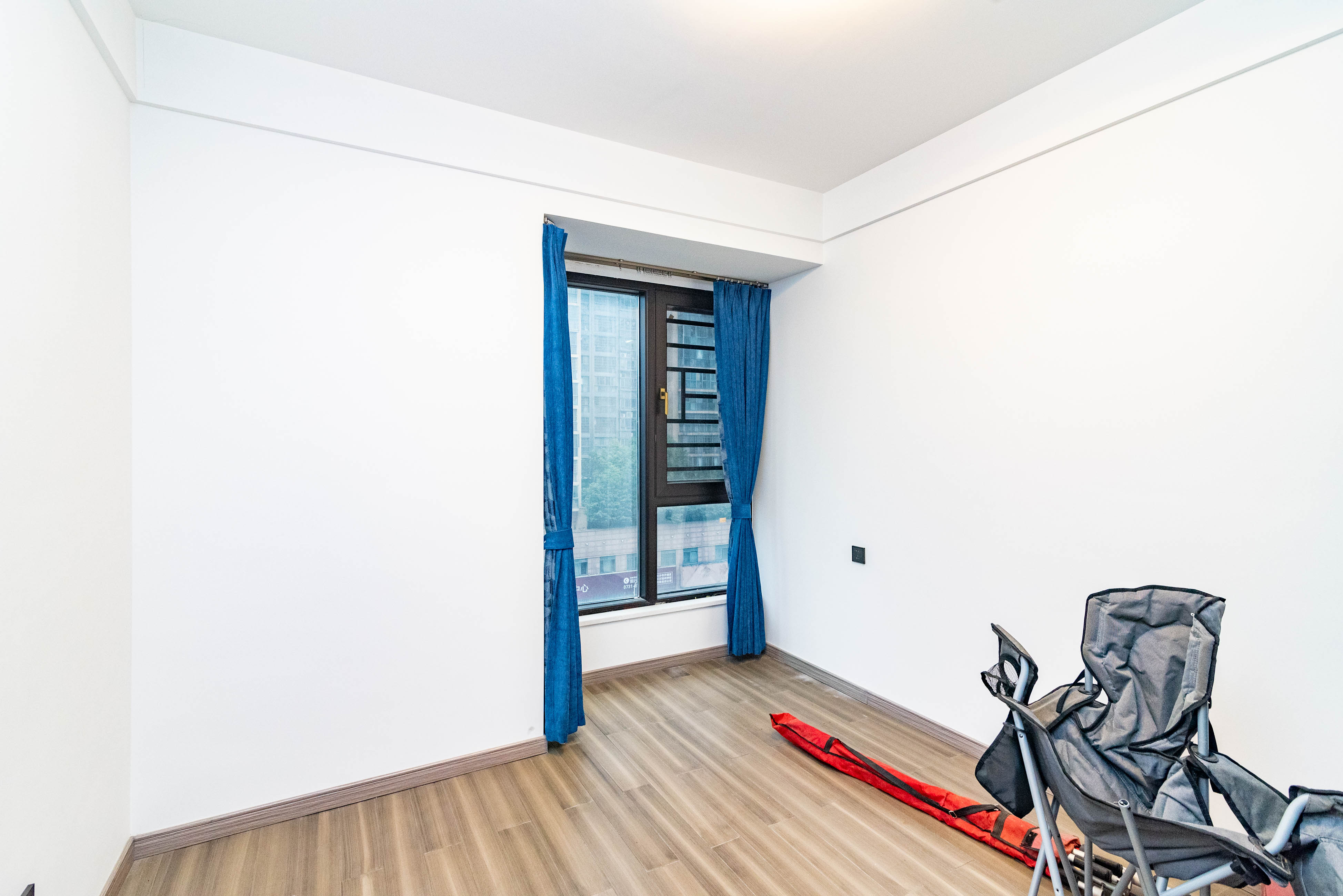 藏珑湖上国际花园  4室2厅2卫    210.0万卧室