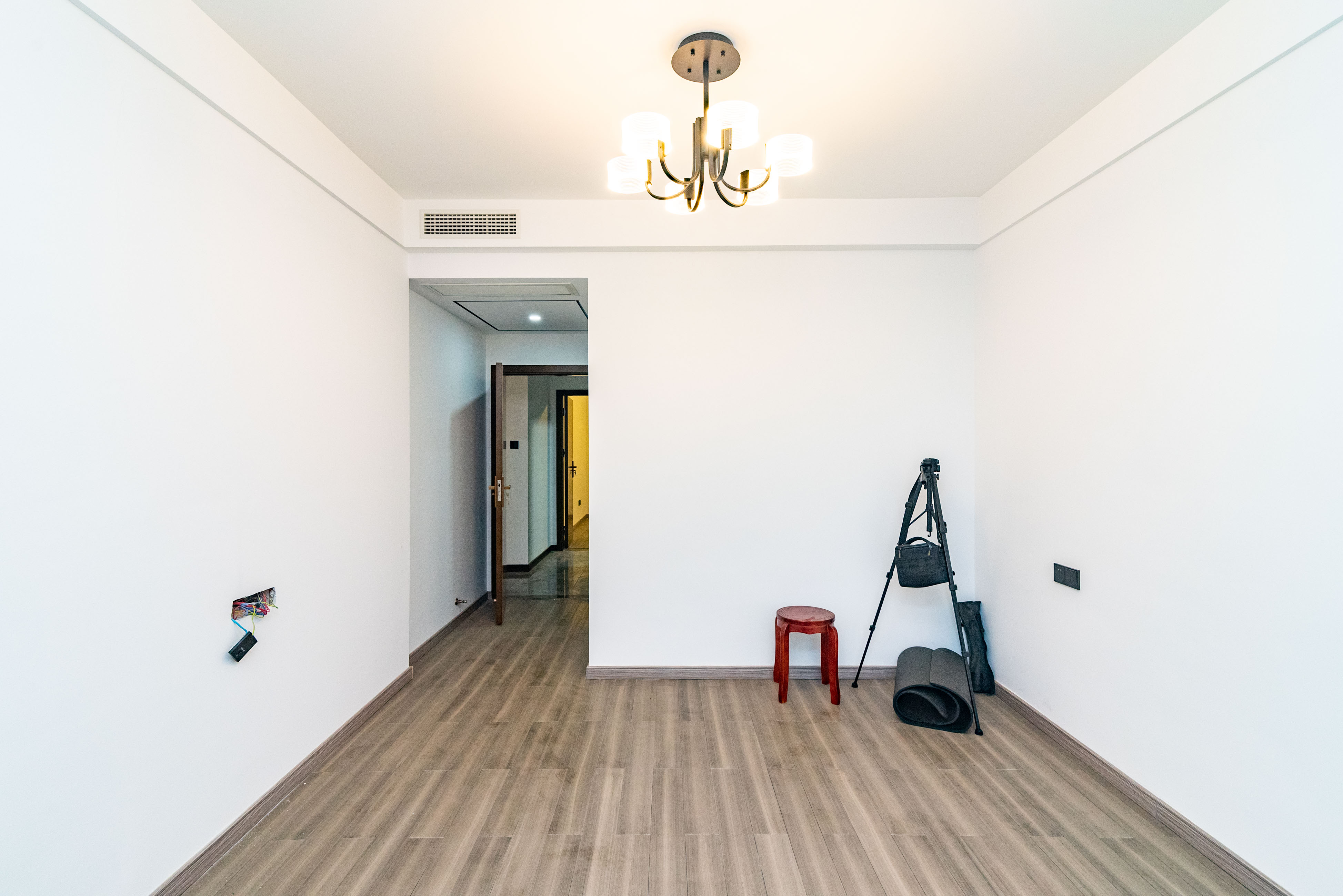 藏珑湖上国际花园  4室2厅2卫    210.0万卧室