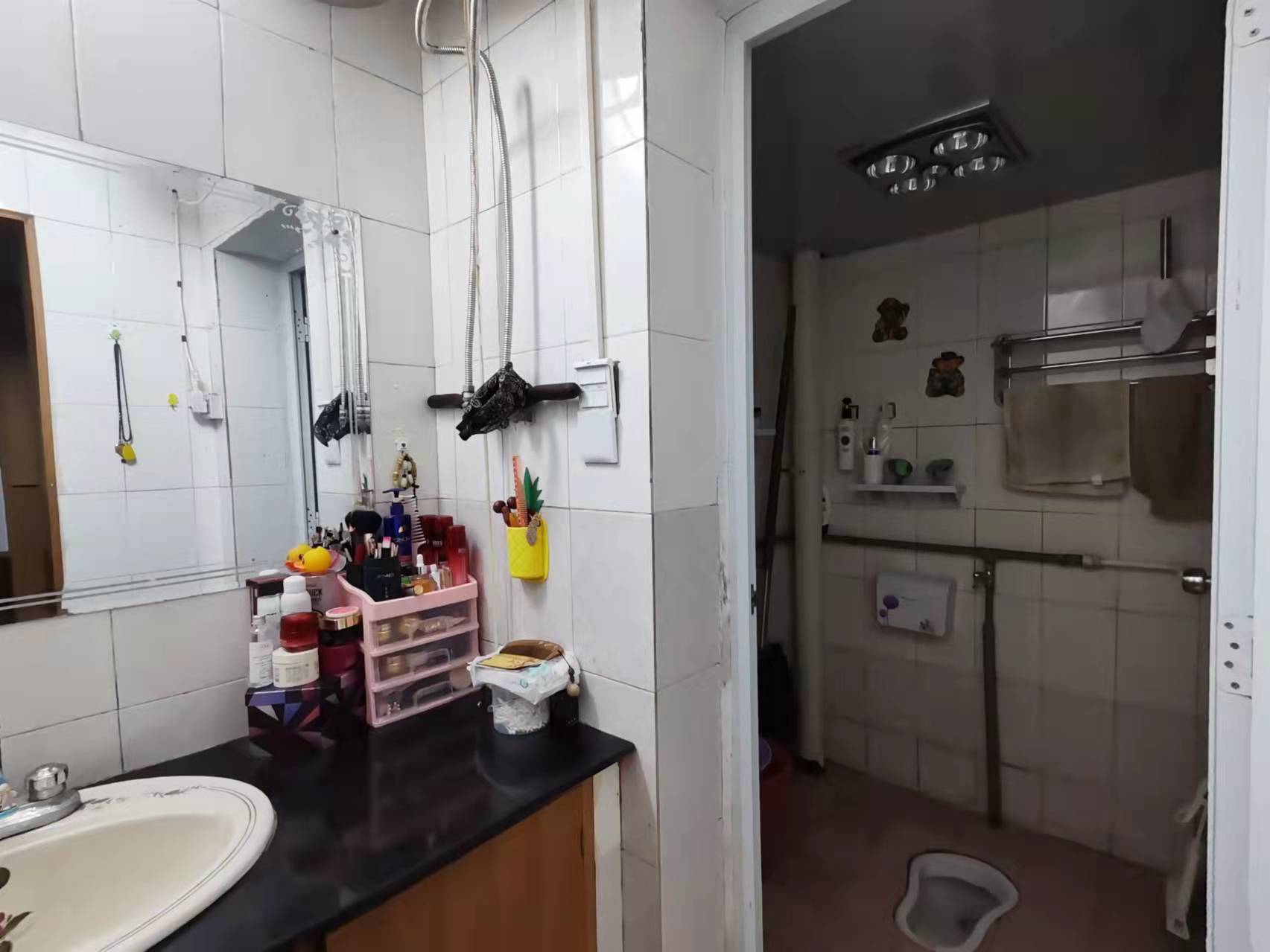 生资公司宿舍(房管局对面) 3室2厅2卫 45.8万 生资公司宿舍(房管局对面) 3室2厅2卫 45.8万卫生间