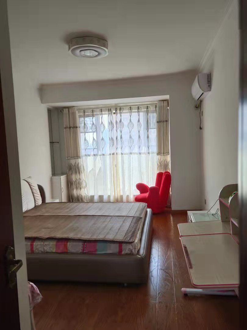 凯旋名门人民中路1006号 3室2厅2卫 95.0万 凯旋名门人民中路1006号 3室2厅2卫 95.0万客厅