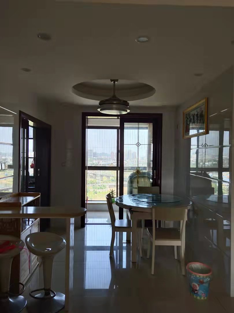 凯旋名门人民中路1006号 3室2厅2卫 95.0万 凯旋名门人民中路1006号 3室2厅2卫 95.0万客厅