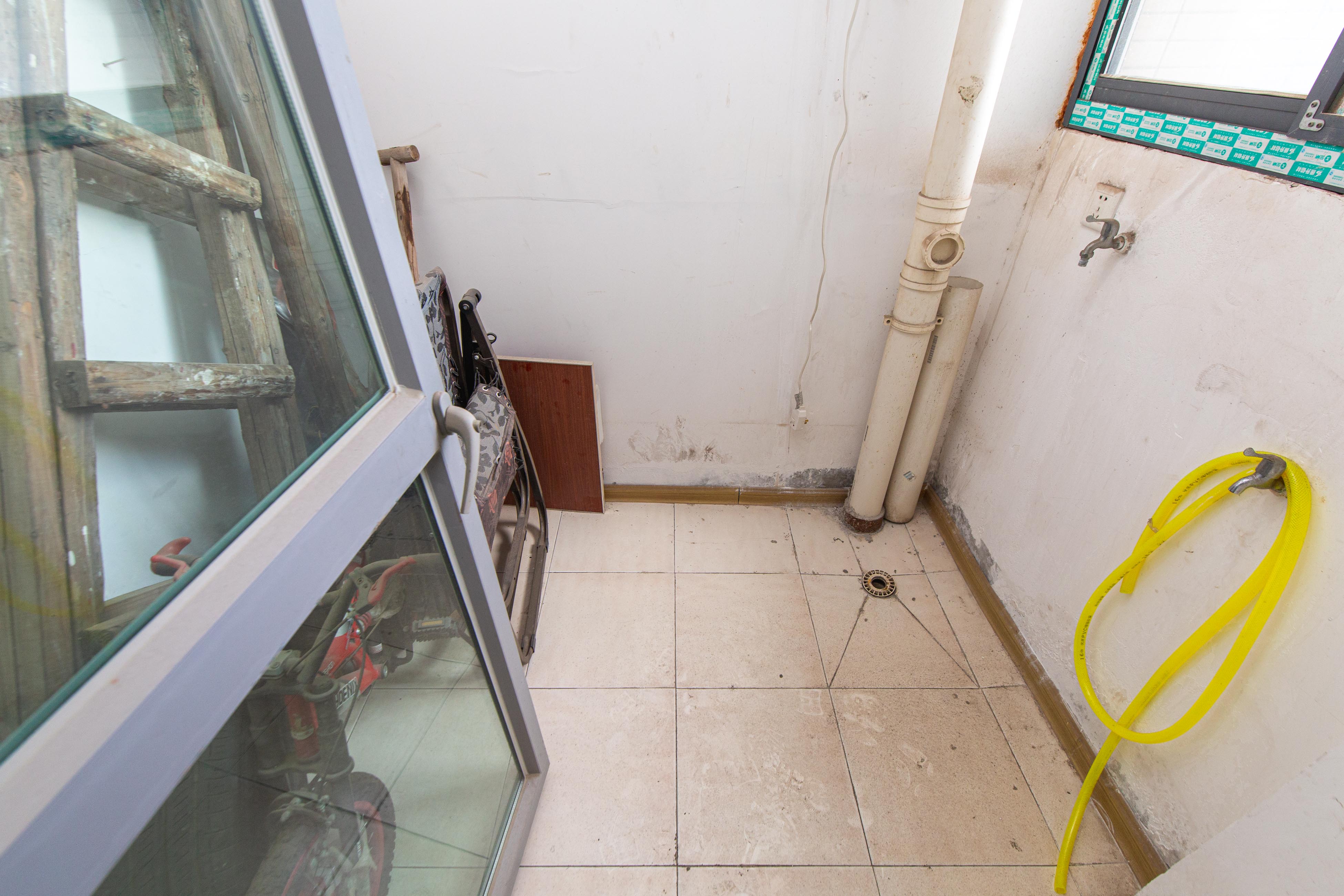 新城新世界一二三期 2室2厅1卫 97.0万 新城新世界一二三期 2室2厅1卫 97.0万阳台