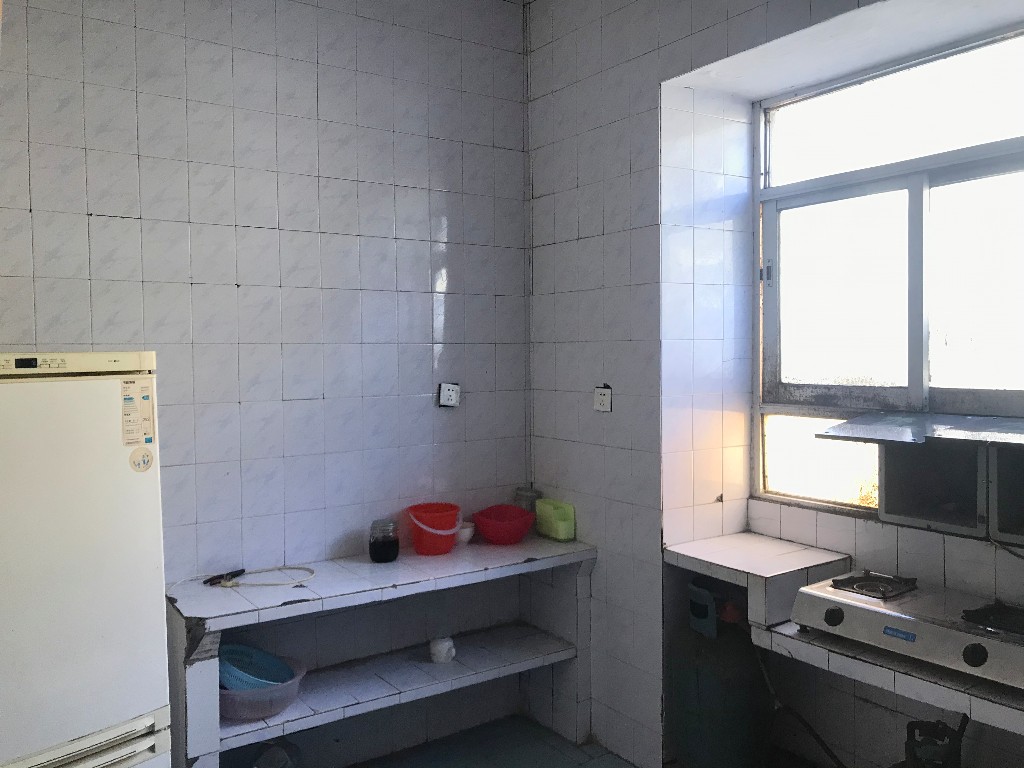 雷锋山小区  3室2厅1卫    1100.0元/月 雷锋山小区  3室2厅1卫    1100.0元/月室内图