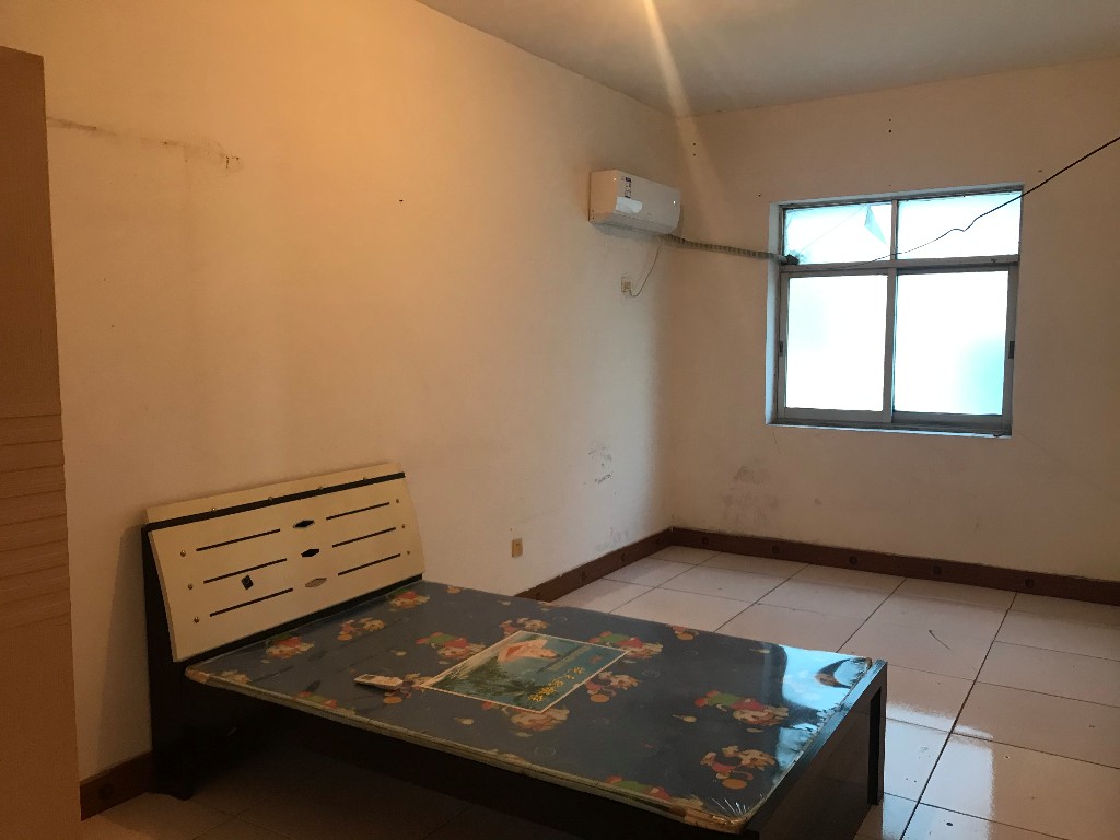 雷锋山小区  3室2厅2卫    1100.0元/月 雷锋山小区  3室2厅2卫    1100.0元/月室内图