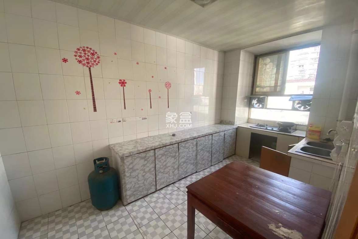 秀龙小区 3室1厅2卫 42.8万 秀龙小区 3室1厅2卫 42.8万客厅