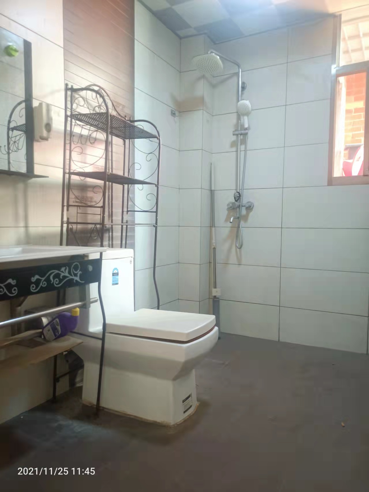 涟水新村  3室2厅2卫    63.8万 涟水新村  3室2厅2卫    63.8万卫生间