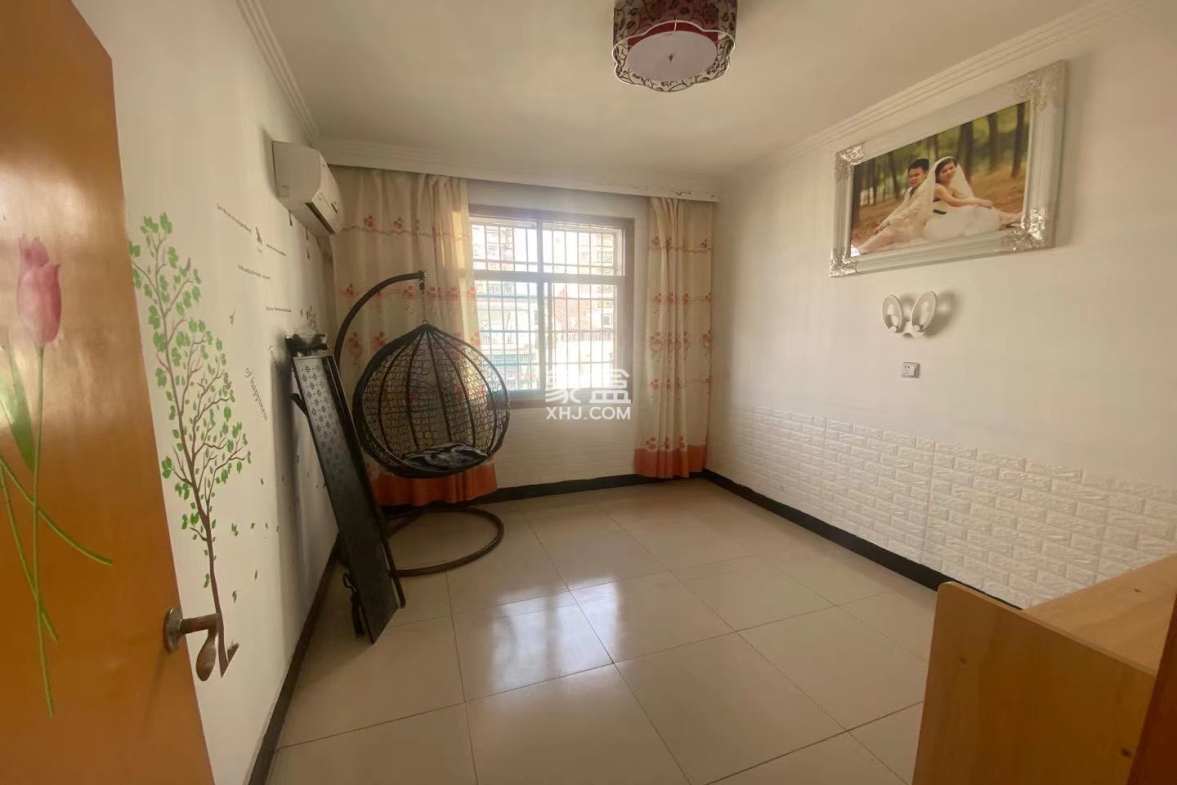 秀龙小区 3室1厅2卫 42.8万 秀龙小区 3室1厅2卫 42.8万客厅